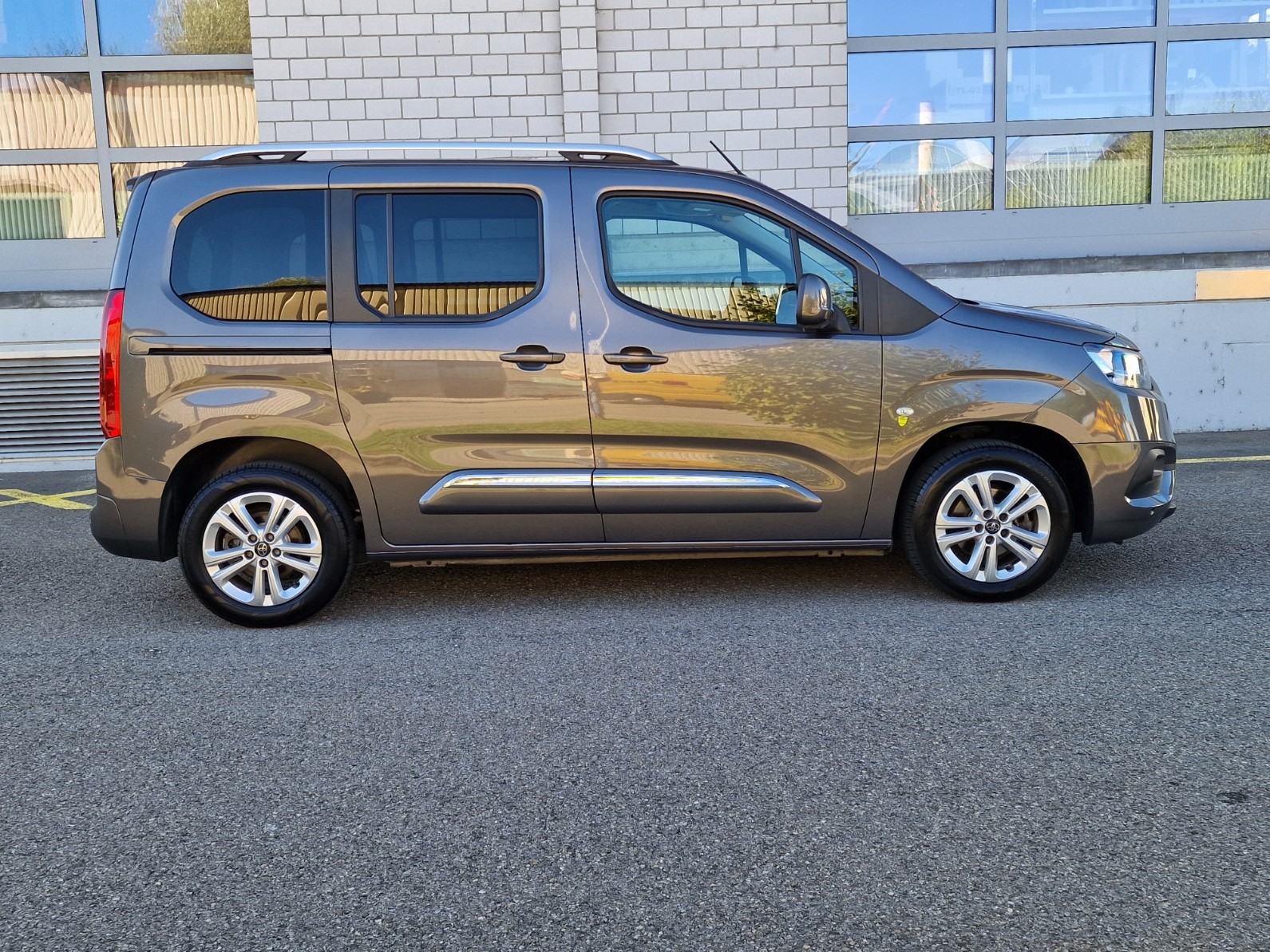 TOYOTA Proace City Verso 1.2 Combi Medium-image-3