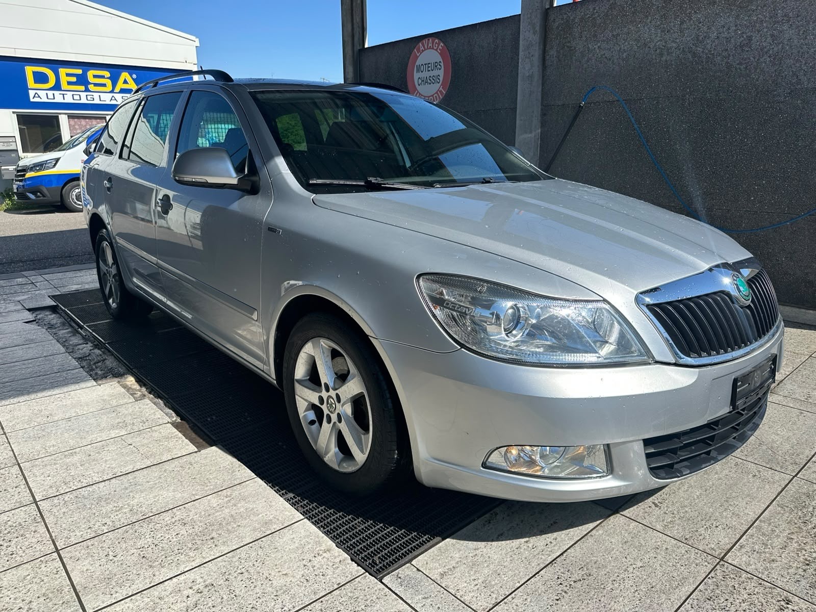 SKODA Octavia Combi 2.0 TDI Elegance 4x4-image-2