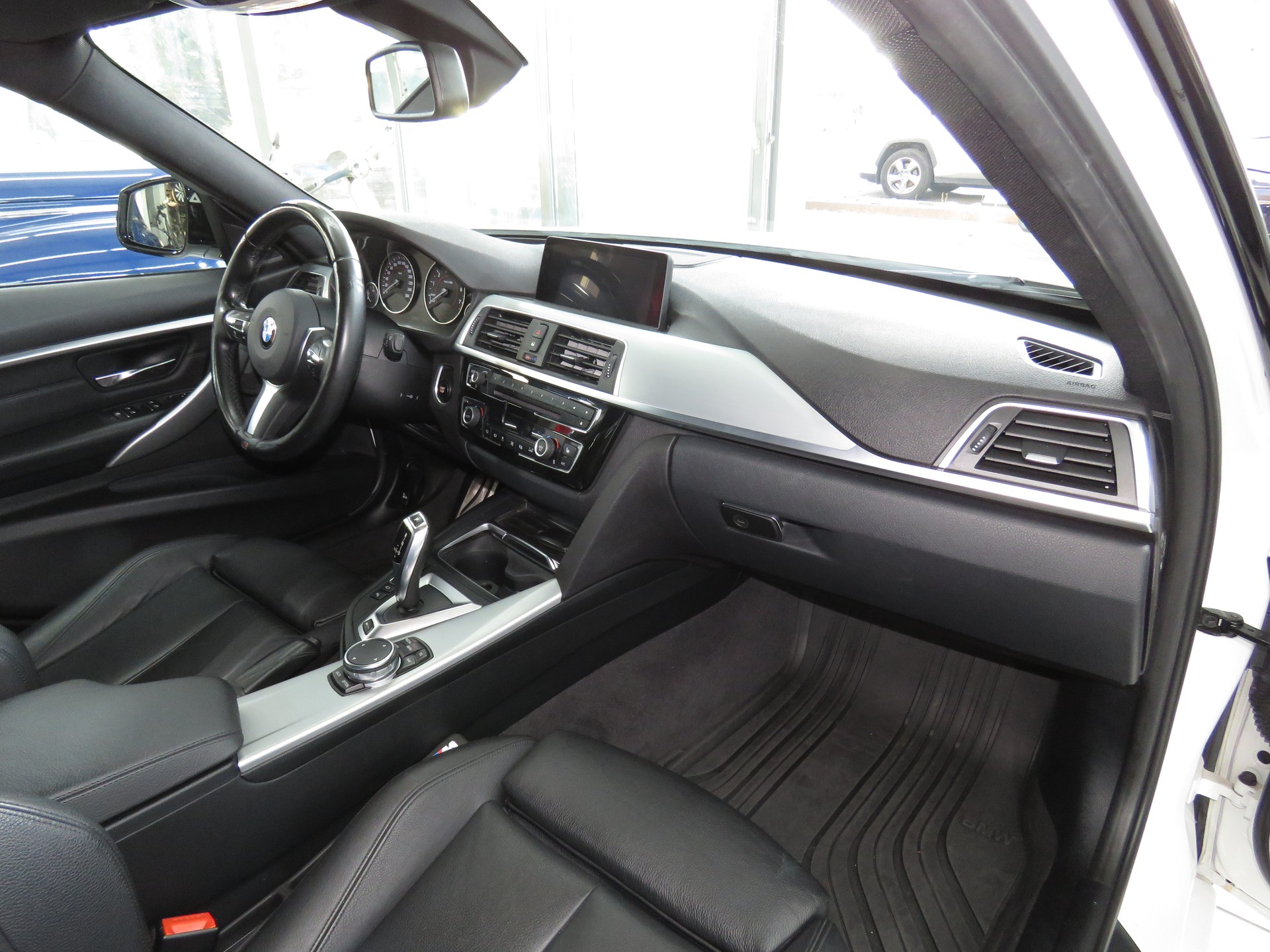 BMW 330e iPerformance M Sport Steptronic-image-9