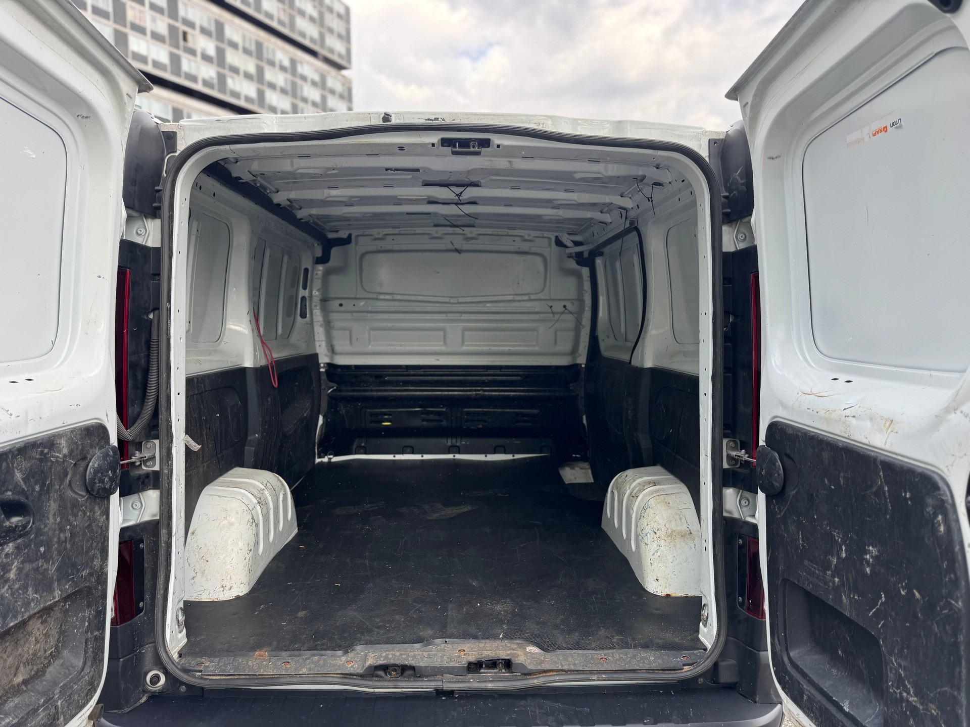 RENAULT Trafic 2.0 Blue dCi110 Access L1H1-image-10
