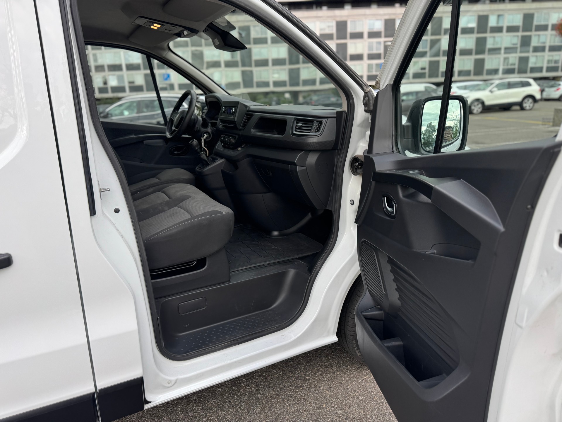 RENAULT Trafic 2.0 Blue dCi110 Access L1H1-image-12