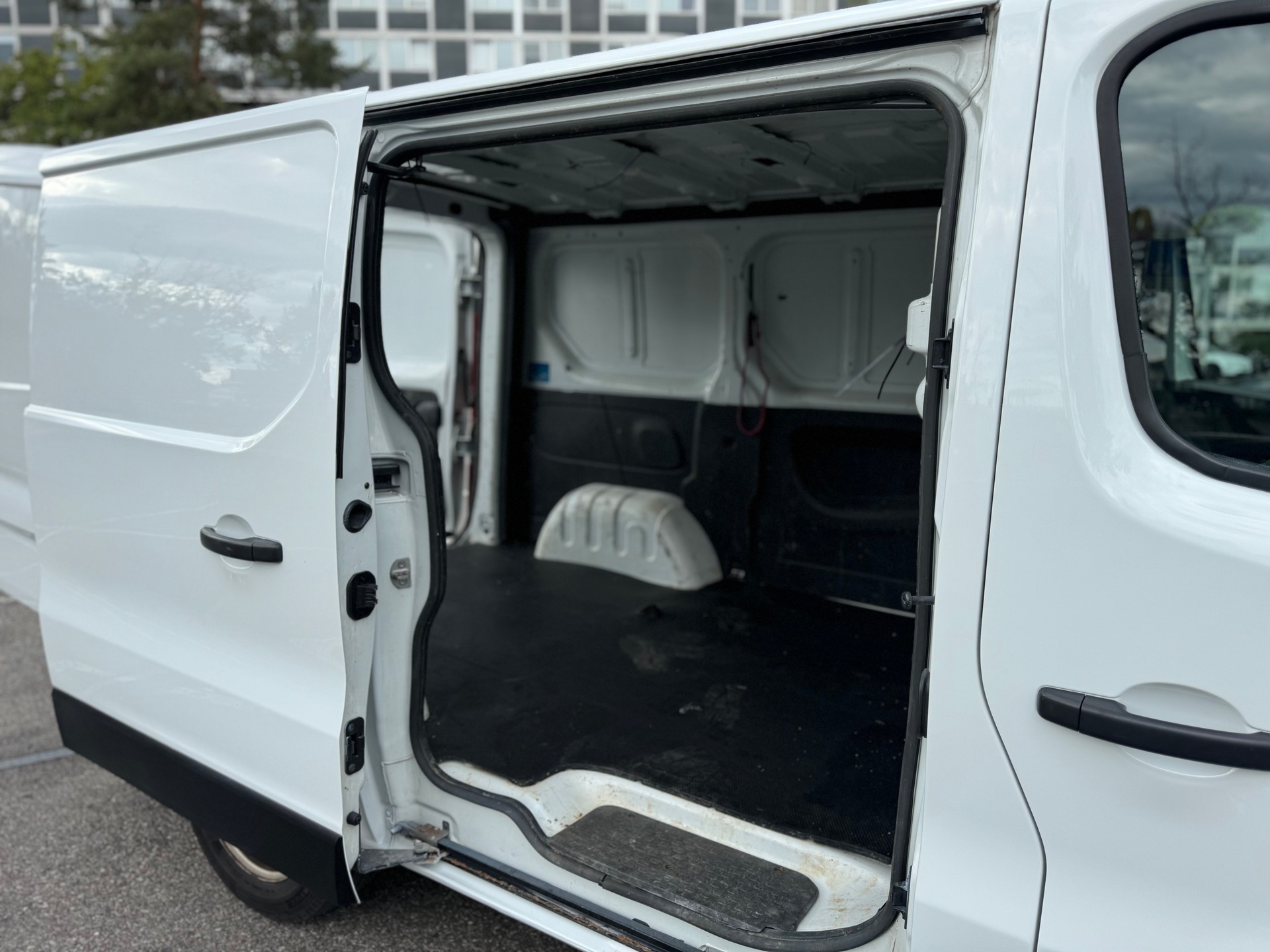 RENAULT Trafic 2.0 Blue dCi110 Access L1H1-image-11