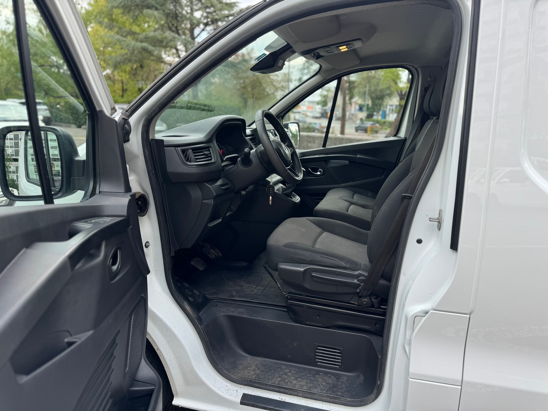 RENAULT Trafic 2.0 Blue dCi110 Access L1H1-image-15