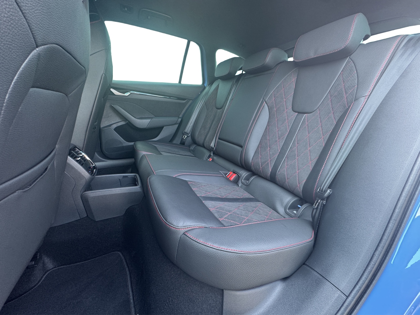 SKODA Octavia Combi 2.0 TSI RS 30 Years Edition DSG-image-9