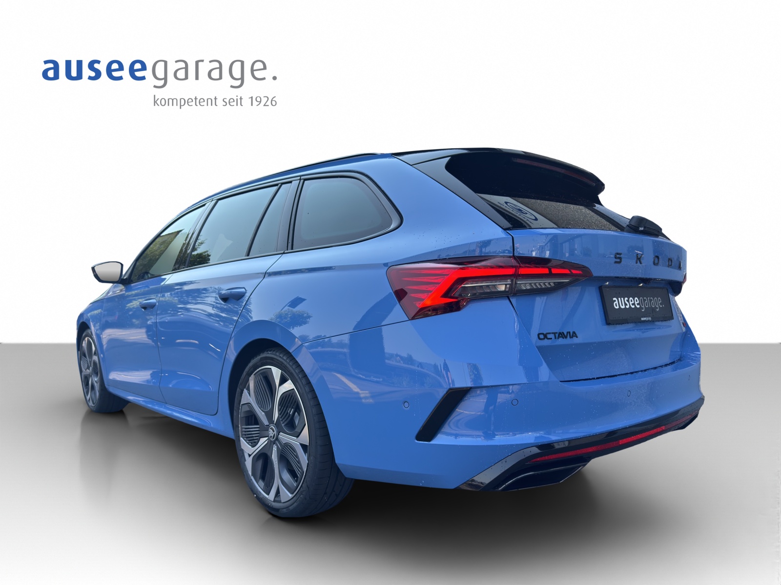 SKODA Octavia Combi 2.0 TSI RS 30 Years Edition DSG-image-2