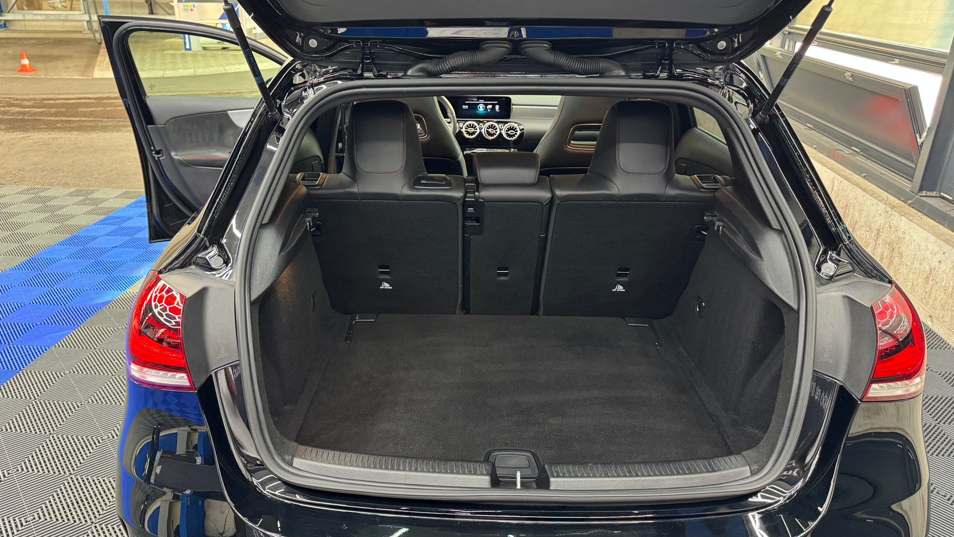 MERCEDES-BENZ A 250 AMG Line 4m-image-9