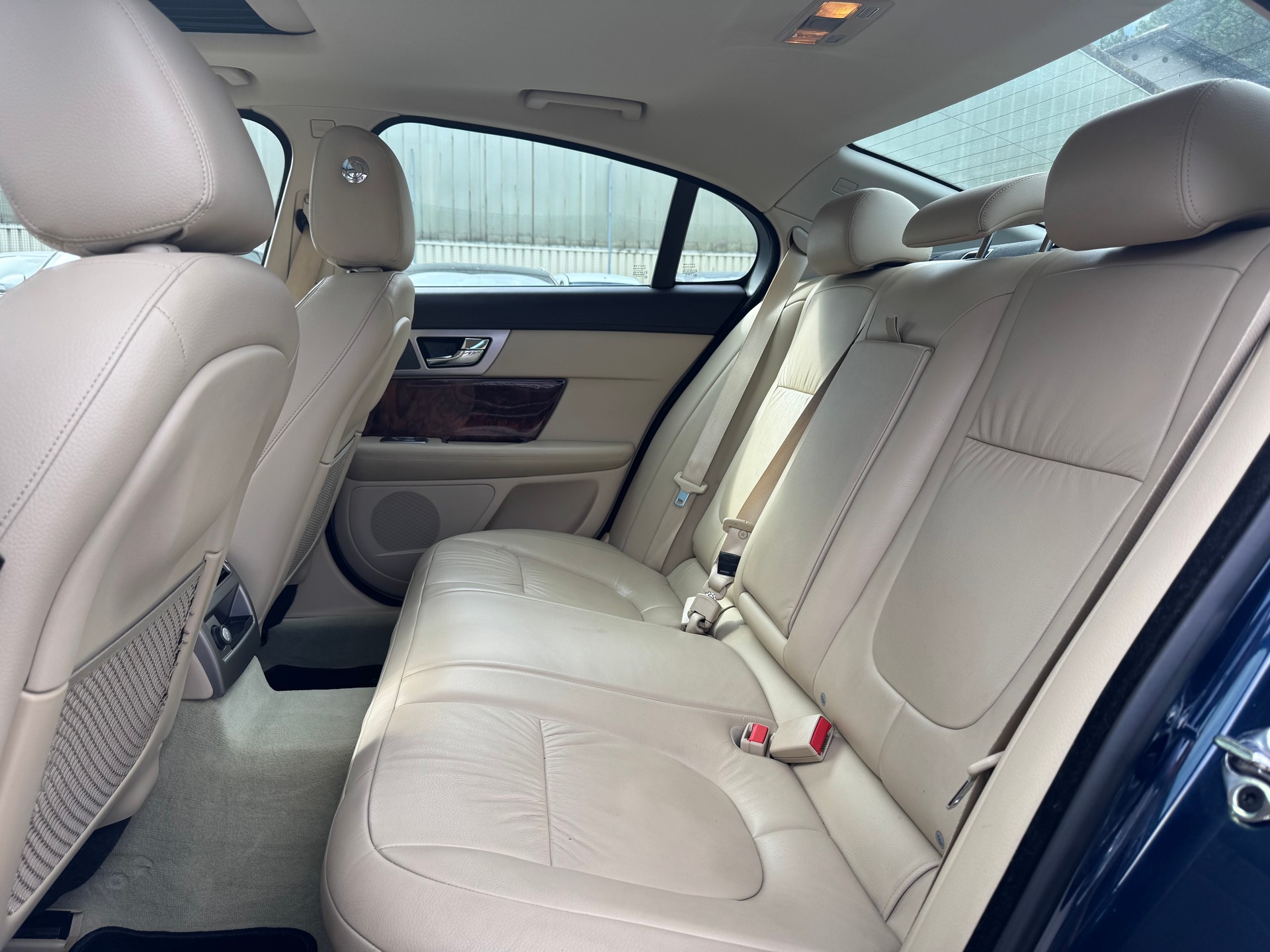 JAGUAR XF 3.0d V6 Prem. Luxury-image-9