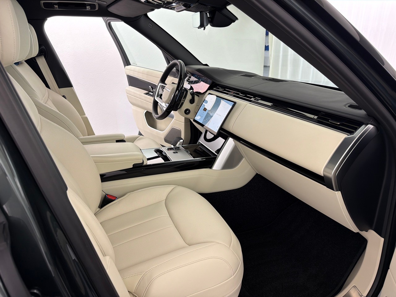 LAND ROVER RR P460e PHEV Autobiogr.-image-11
