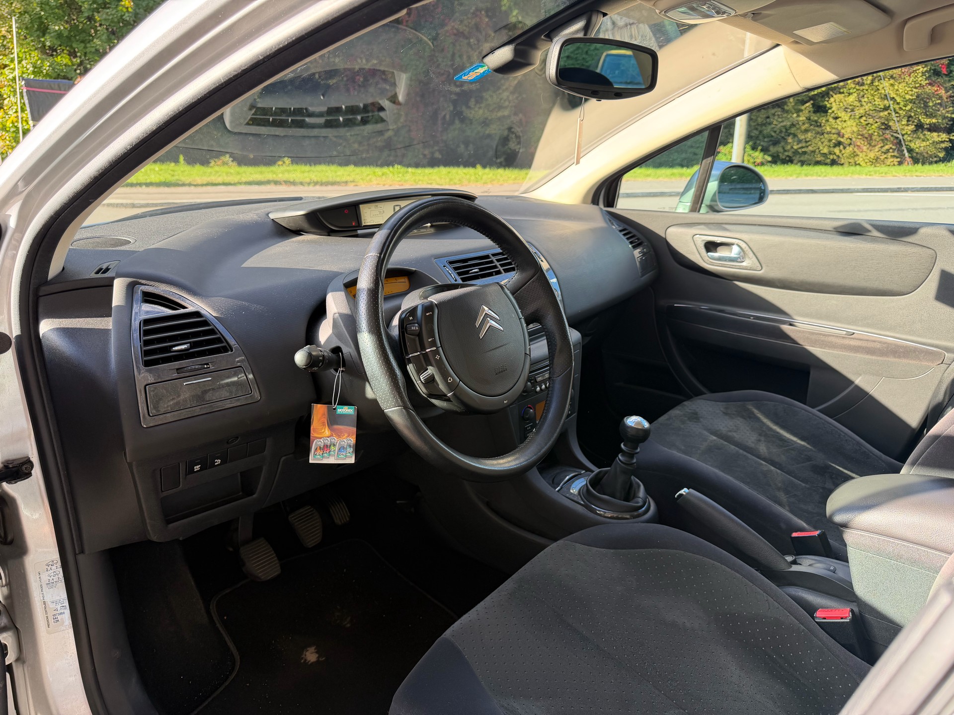 CITROEN C4 Berline 2.0 16V HDi Exclusive-image-4