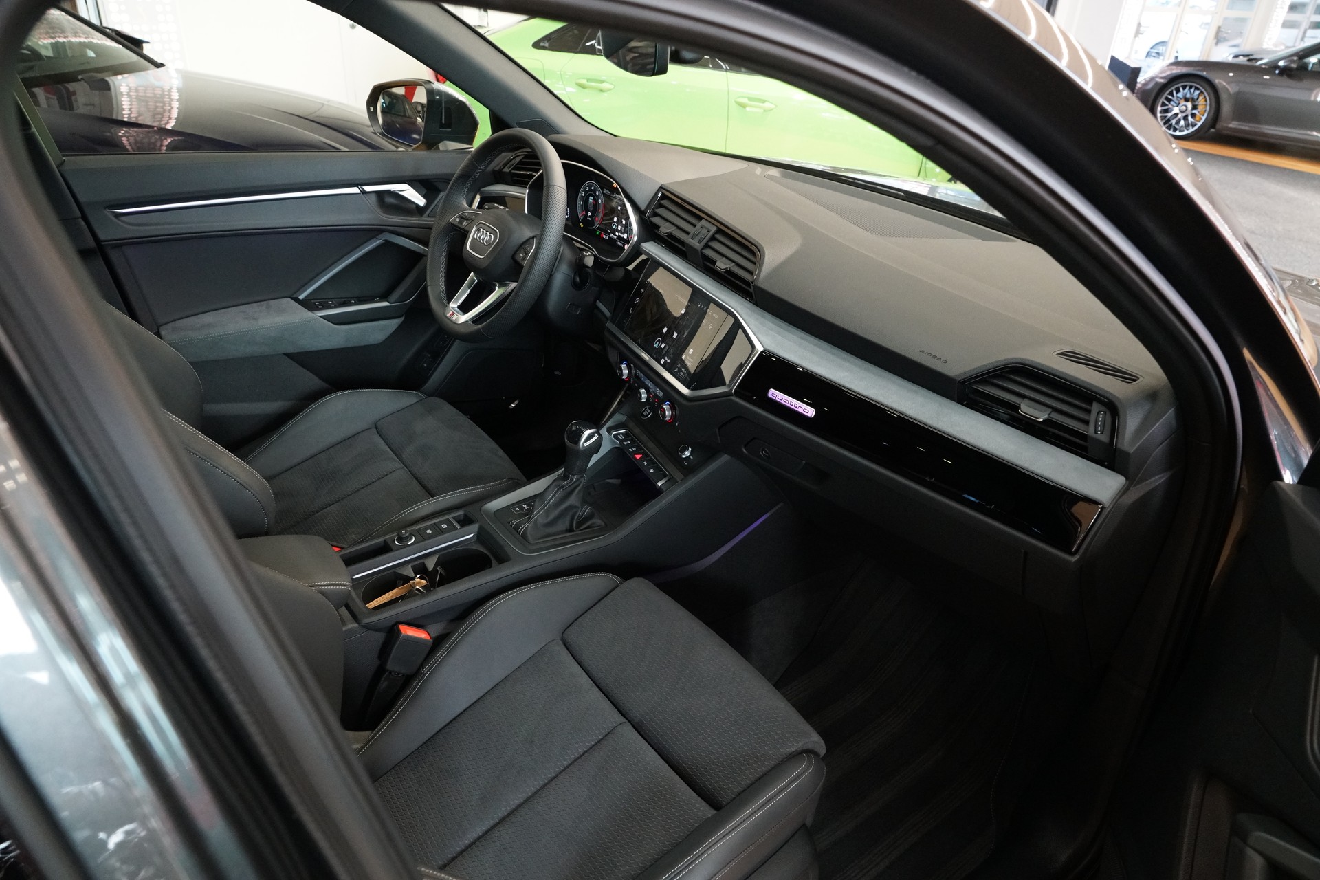 AUDI Q3 40 TFSI S line quattro S-tronic-image-9