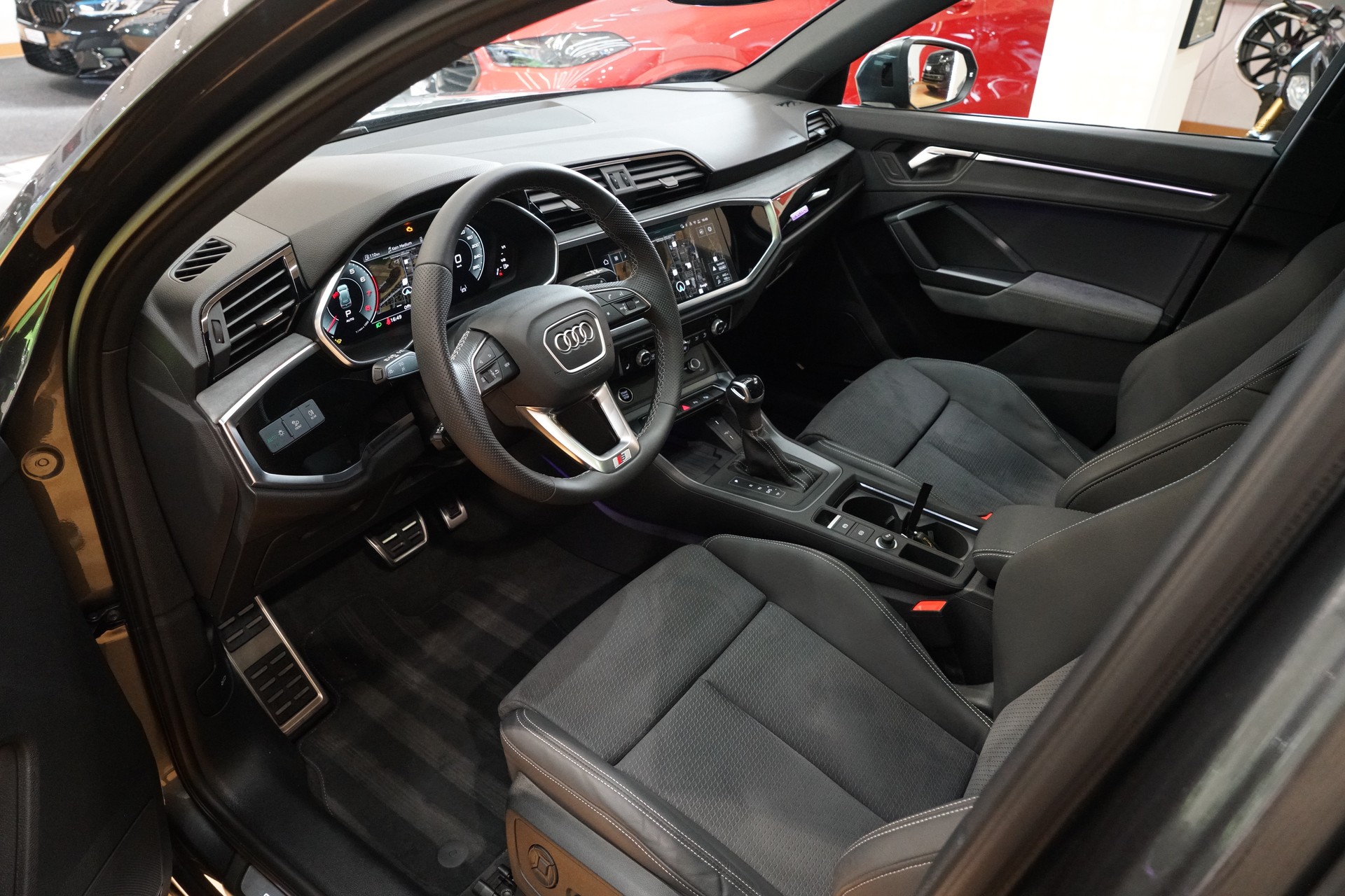 AUDI Q3 40 TFSI S line quattro S-tronic-image-7