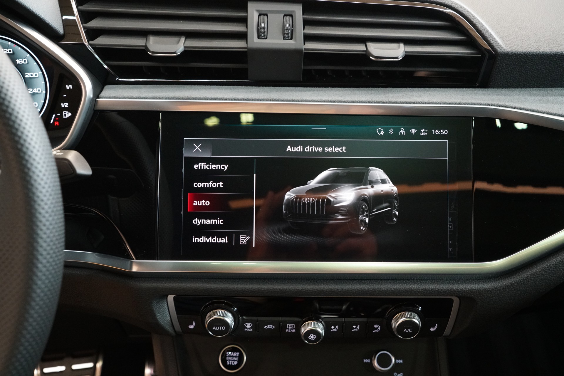 AUDI Q3 40 TFSI S line quattro S-tronic-image-13