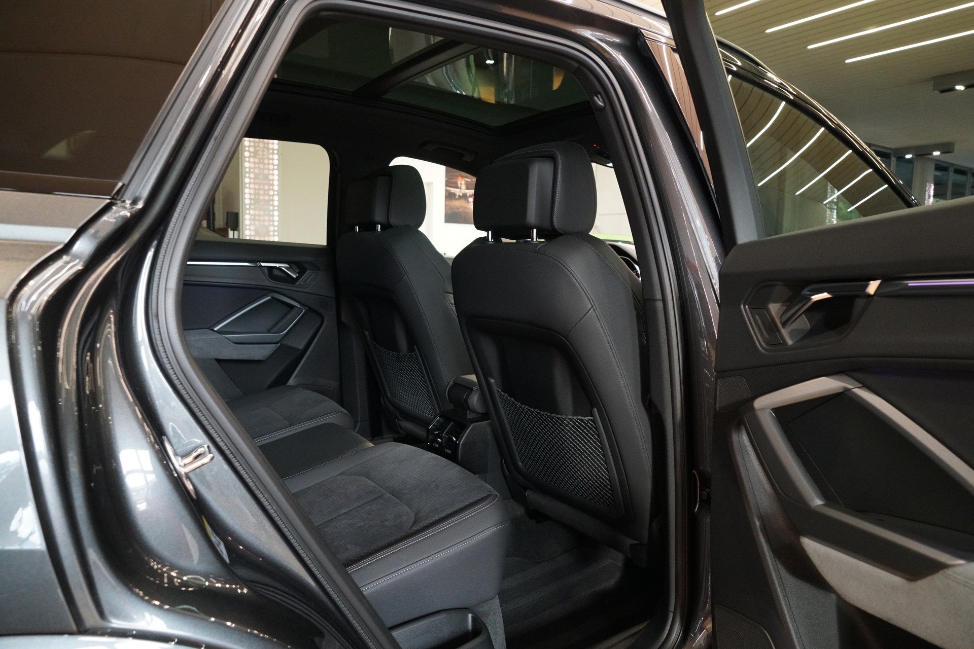 AUDI Q3 40 TFSI S line quattro S-tronic-image-16