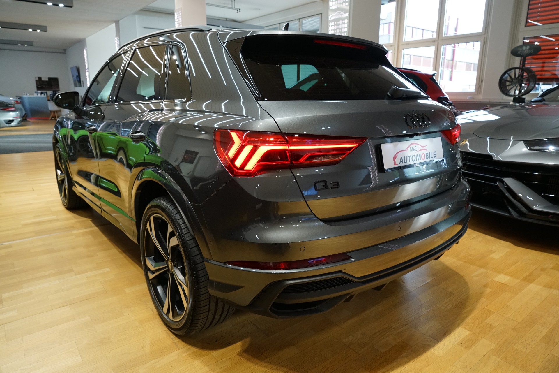 AUDI Q3 40 TFSI S line quattro S-tronic-image-3