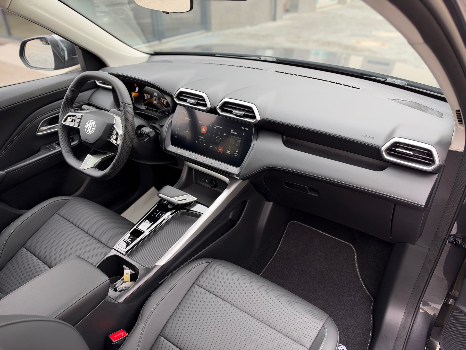 MG ZS 1.5 HEV Luxury-image-13