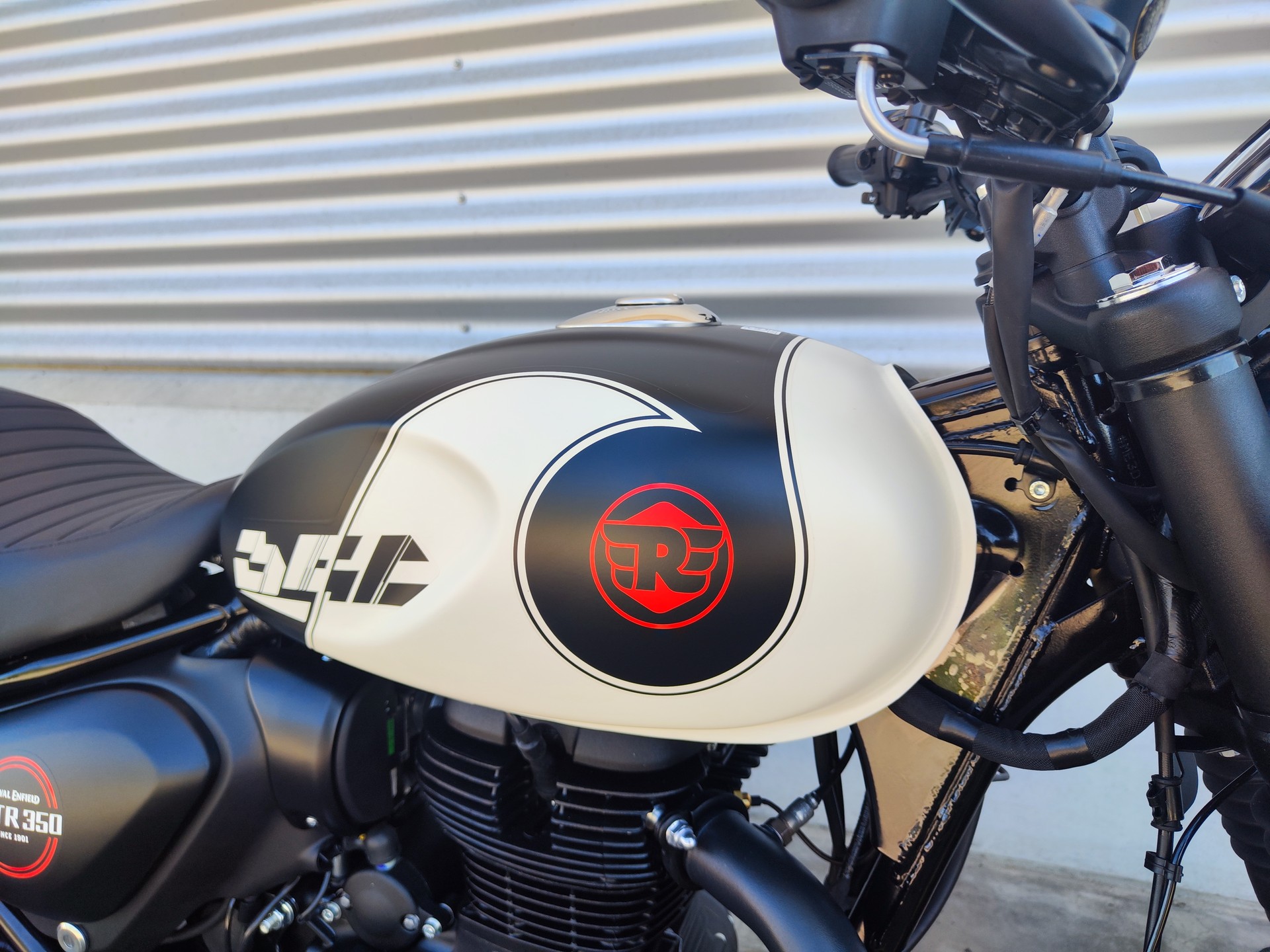 ROYAL ENFIELD HNTR 350-showroom-element-2