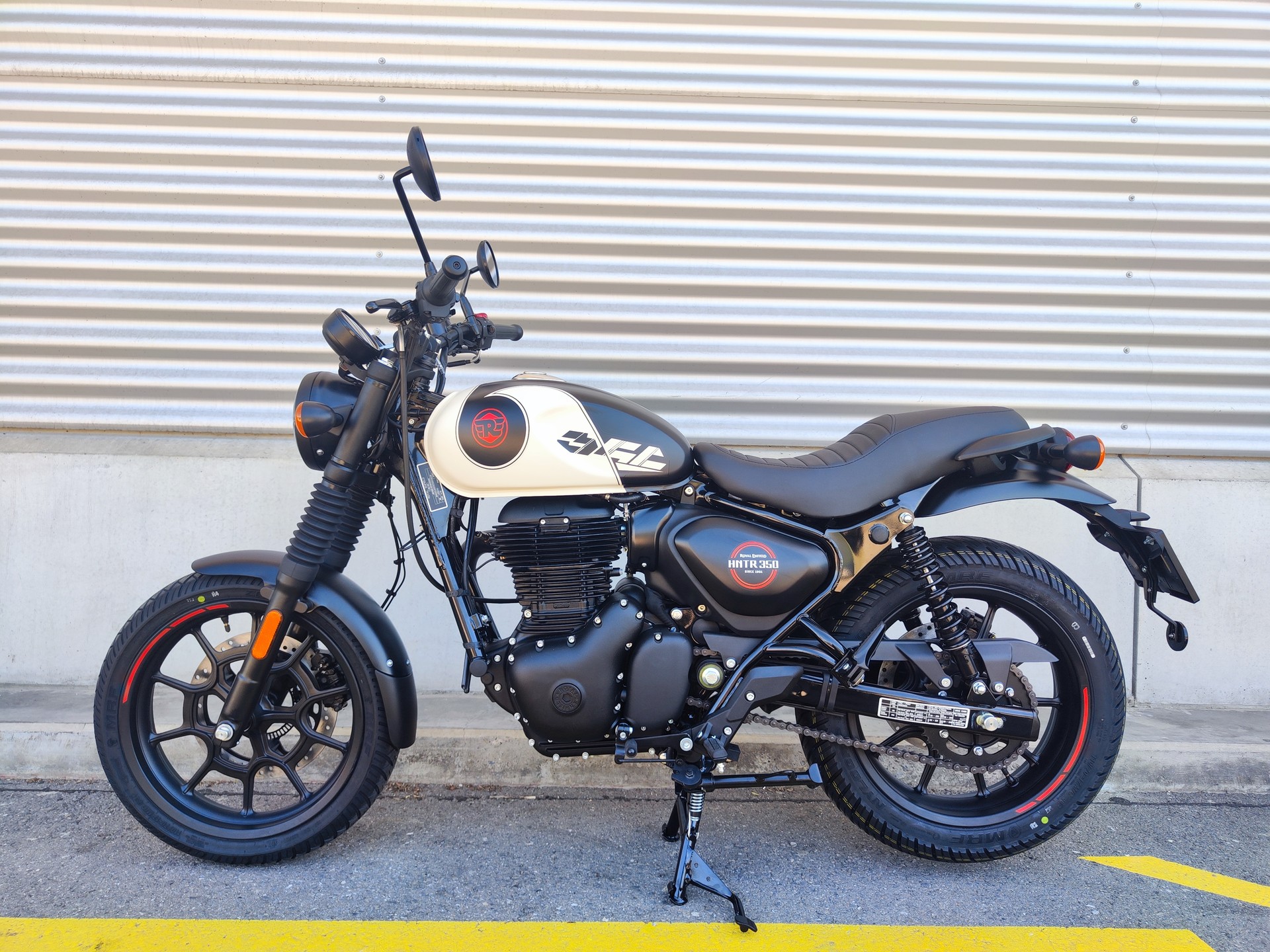ROYAL ENFIELD HNTR 350-showroom-element-1