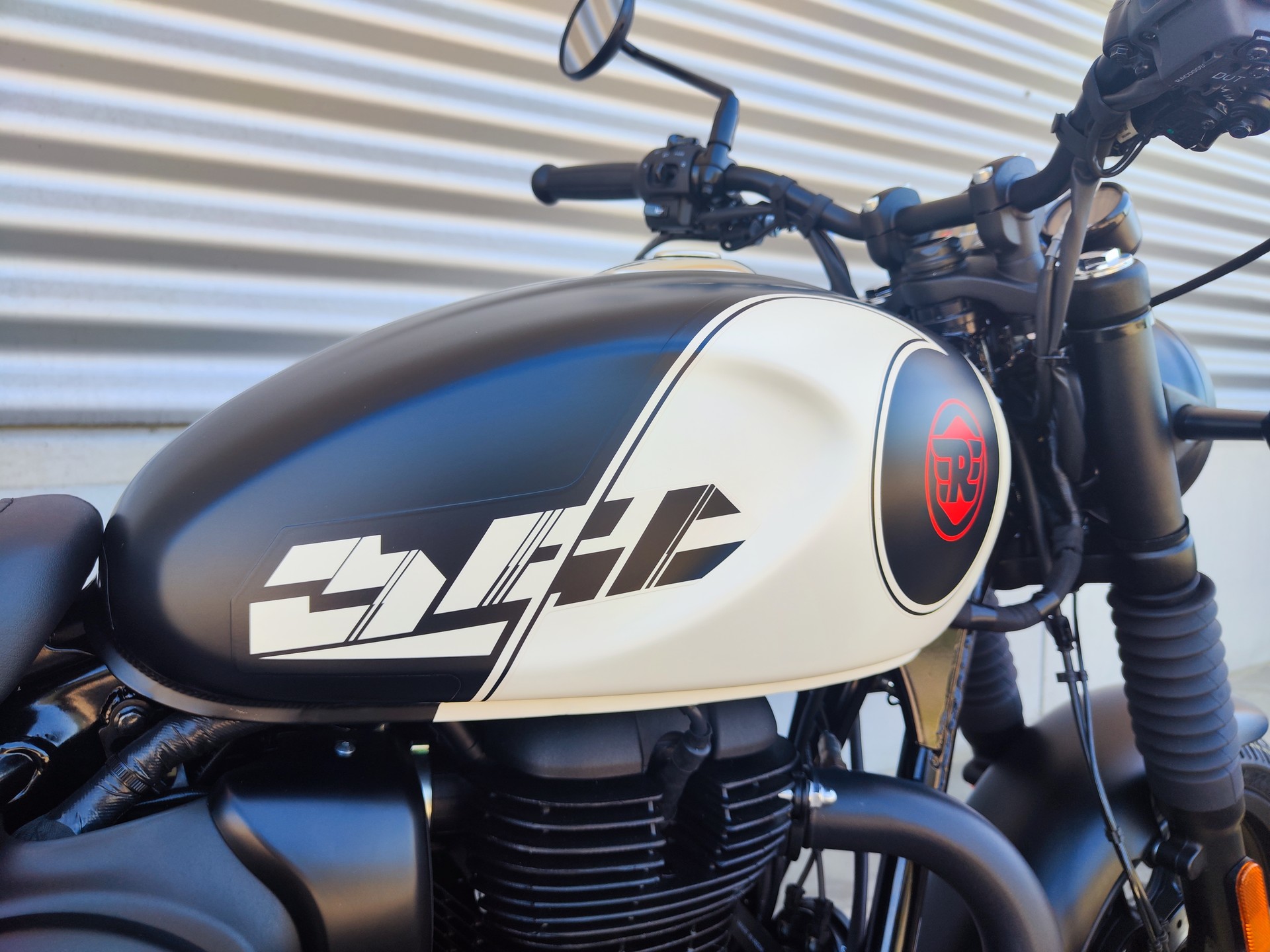 ROYAL ENFIELD HNTR 350-showroom-element-3