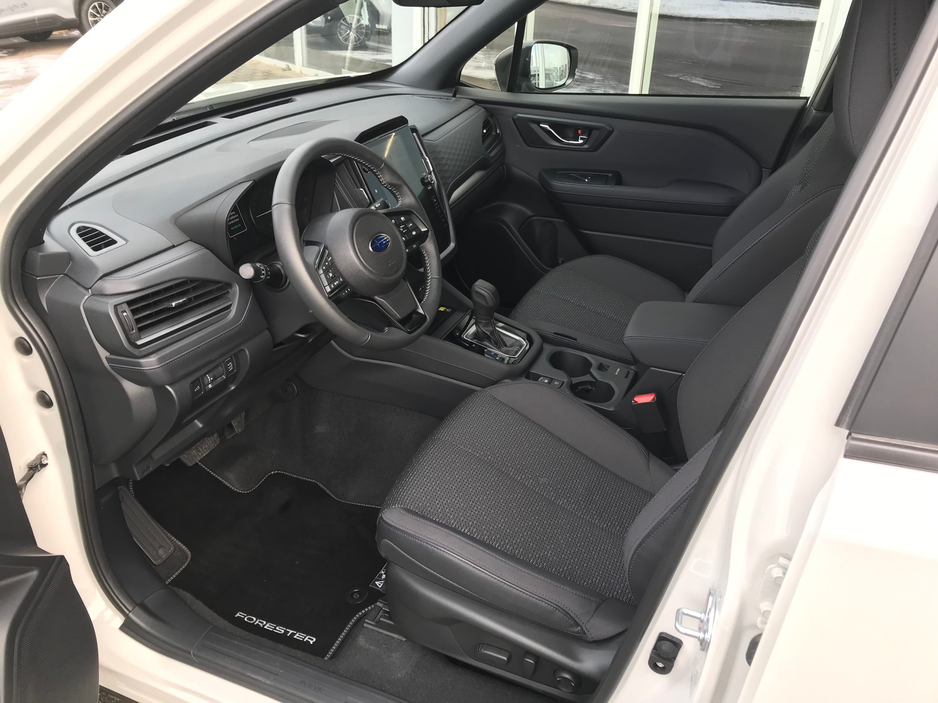 SUBARU Forester 2.0i e-Boxer Swiss Plus Lineartronic-image-5