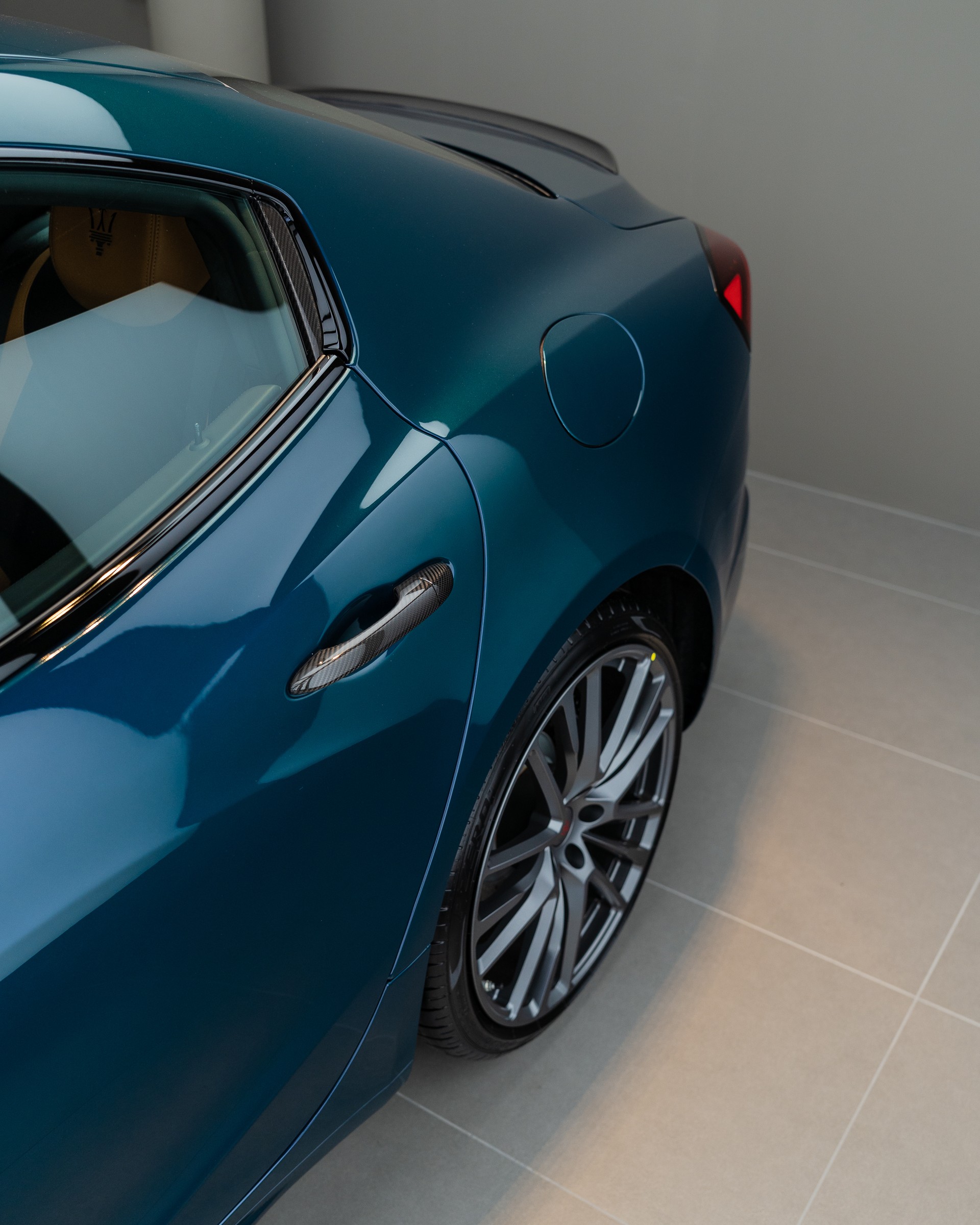 MASERATI Ghibli Trofeo 3.8 V8 - 334 ULTIMA 1of103 - Blu Persia FUORISERIE - 2.99% Leasing-image-4