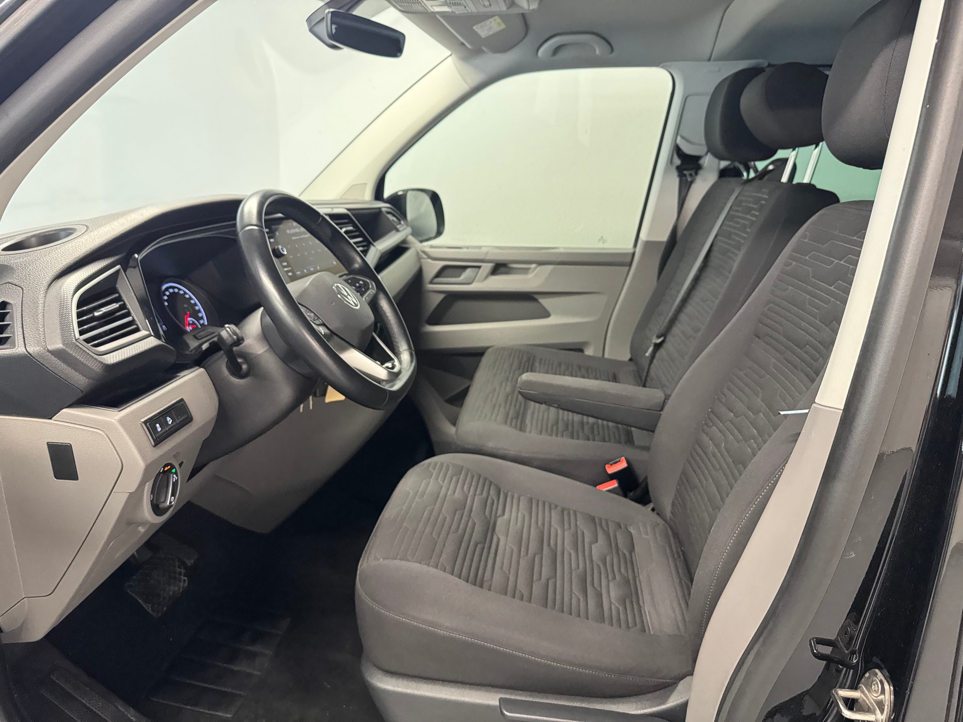 VW T6.1 2.0 TDI 4Motion DSG-image-6