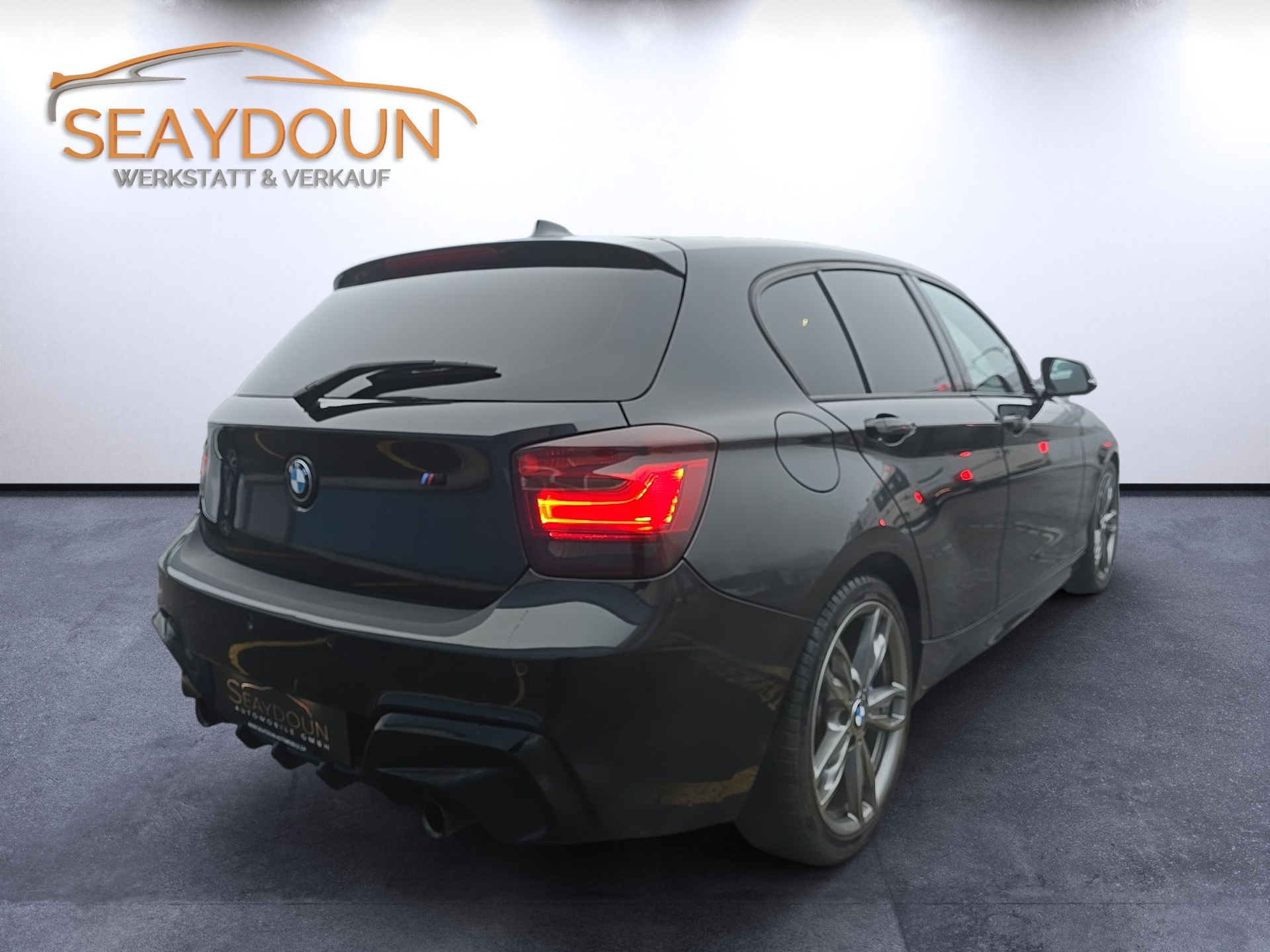 BMW M135i xDrive Steptronic-showroom-element-2