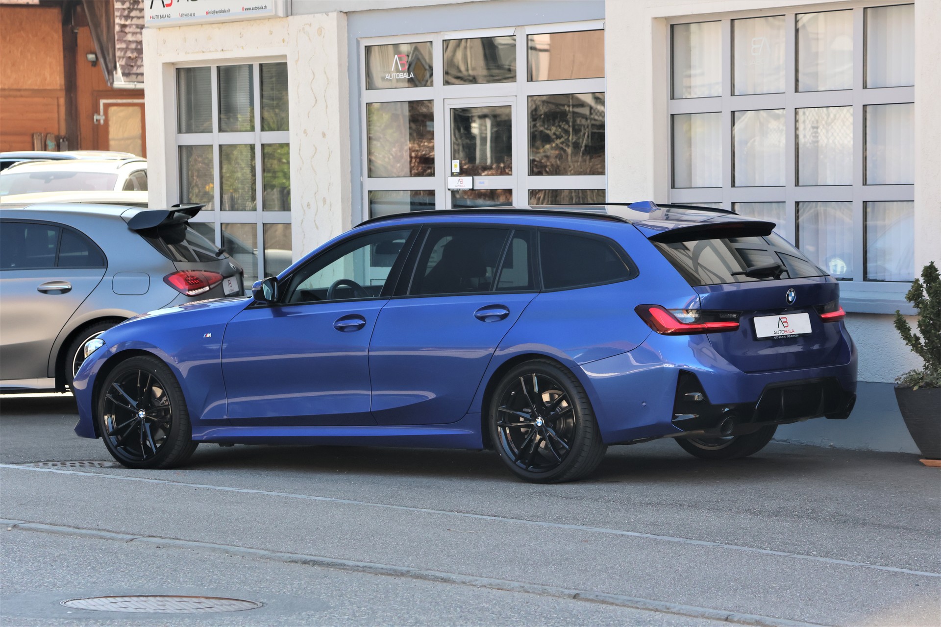 BMW 320d xDrive 48V Touring Steptronic M Sport + AHK 1.8T-image-3
