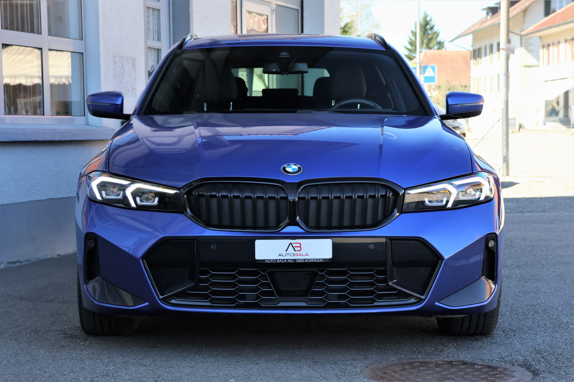 BMW 320d xDrive 48V Touring Steptronic M Sport + AHK 1.8T-image-1