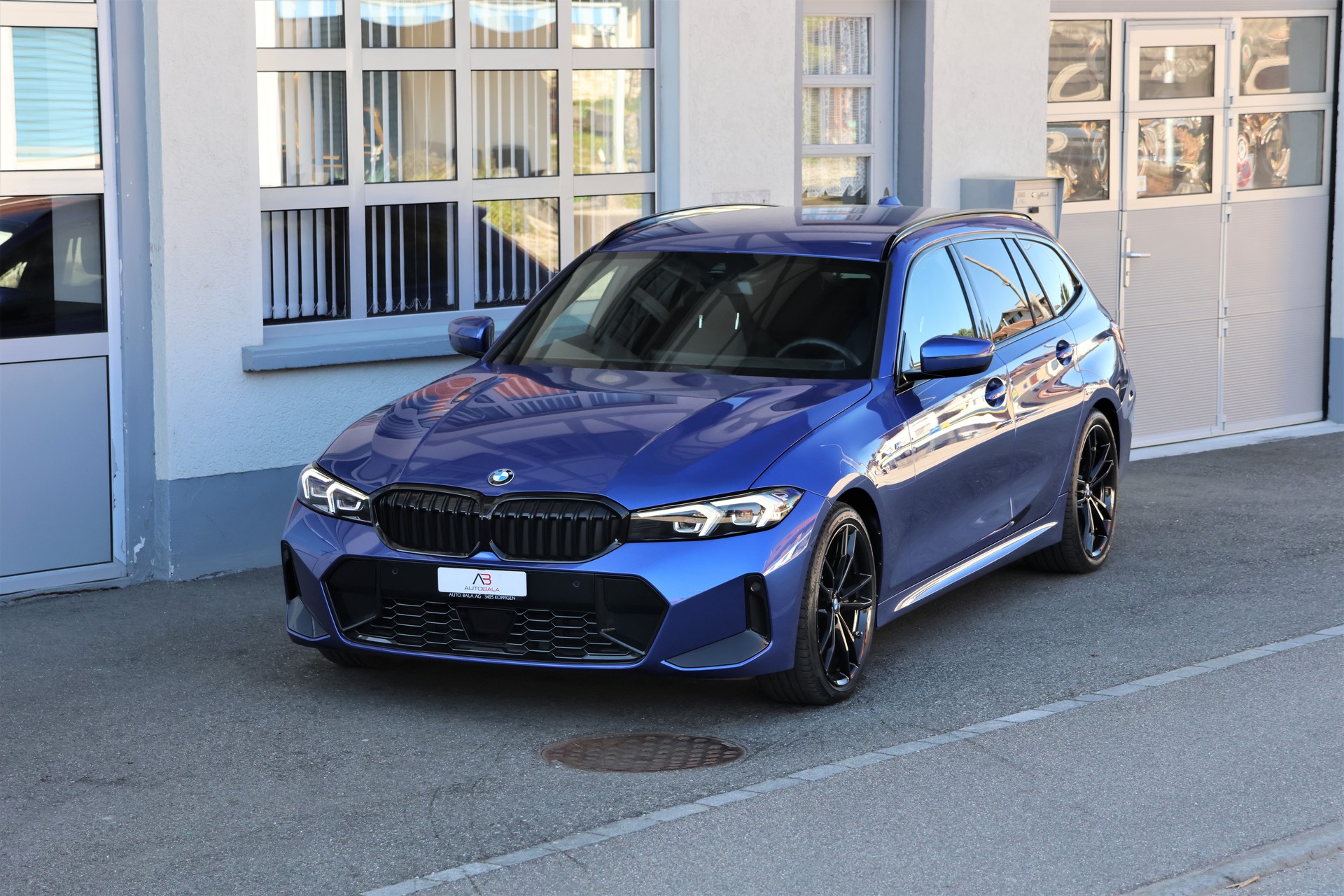 BMW 320d xDrive 48V Touring Steptronic M Sport + AHK 1.8T-image-0