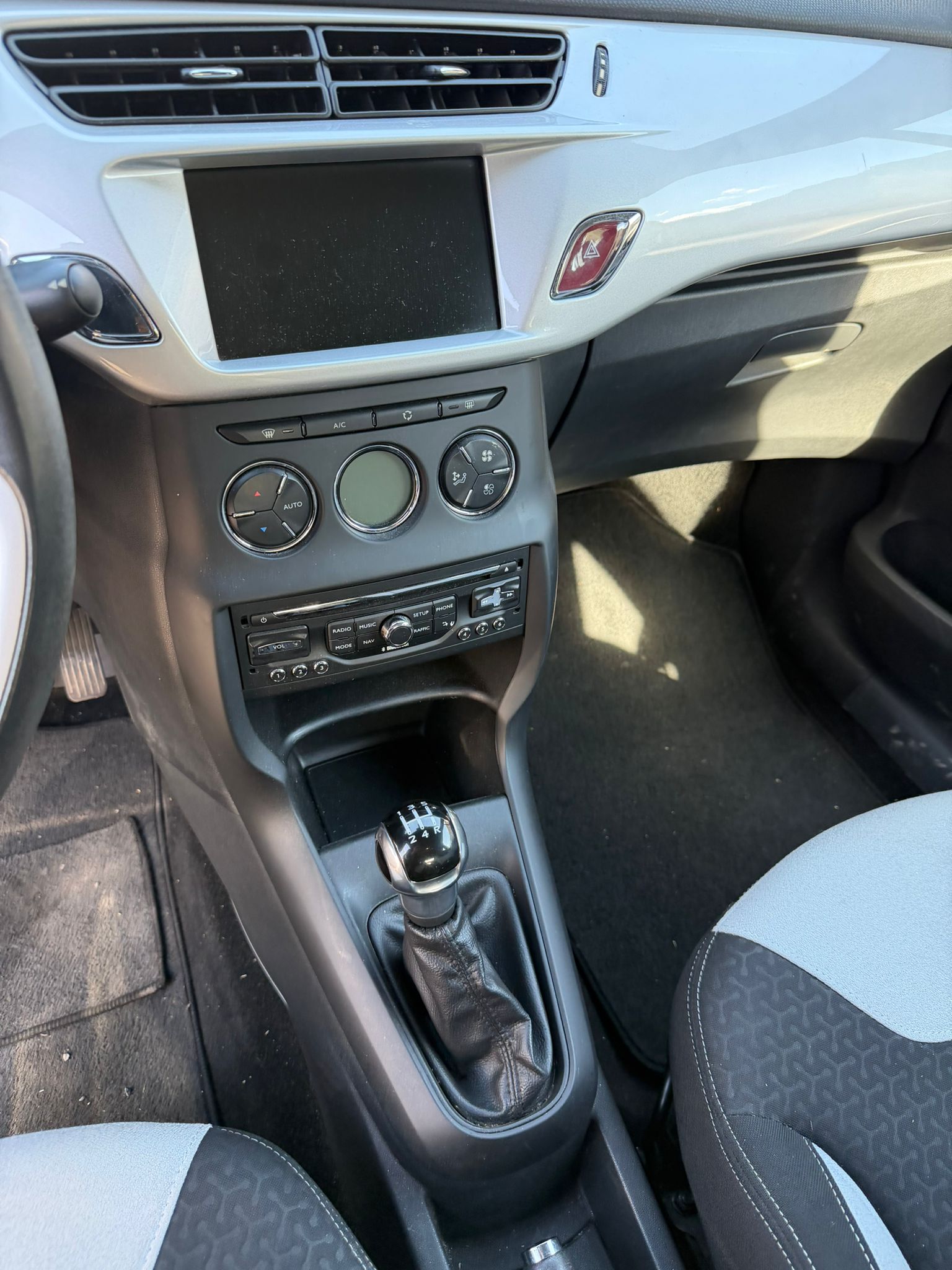 DS AUTOMOBILES DS3 1.4 VTi Chic-image-9