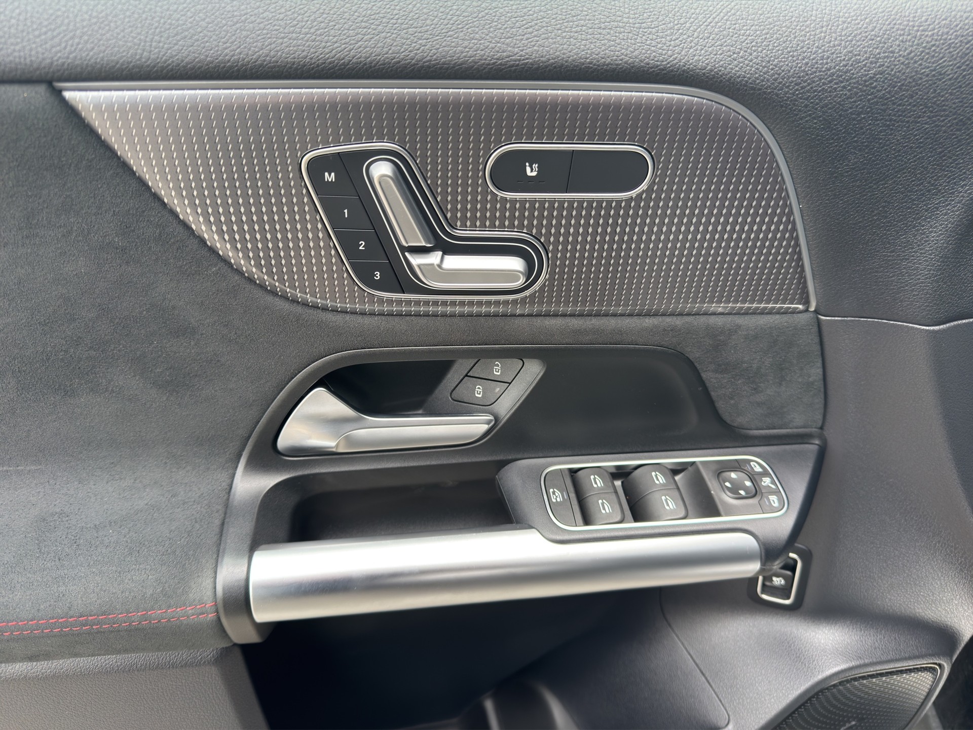 MERCEDES-BENZ EQA 350 Swiss Star AMG Line 4matic-image-9