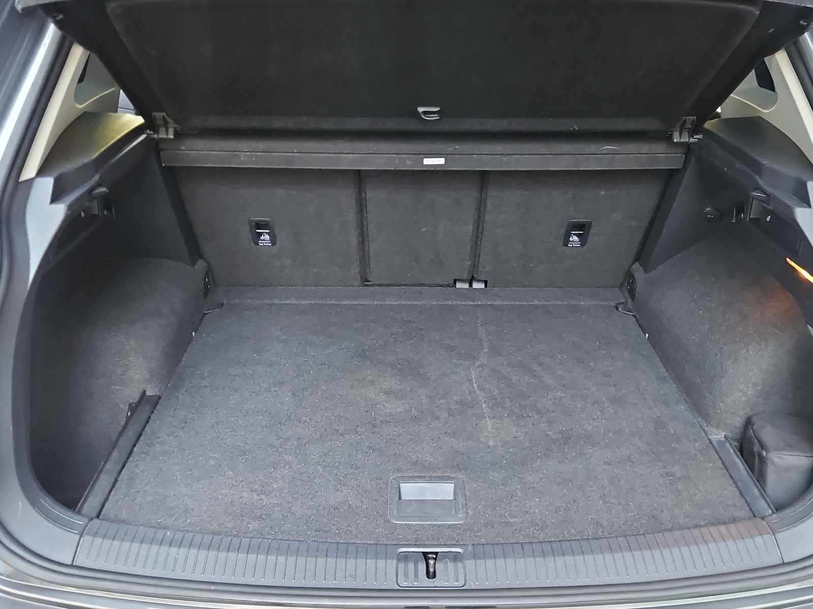 VW VW Tiguan R-Line 2.0 TSI 4Motion-image-13