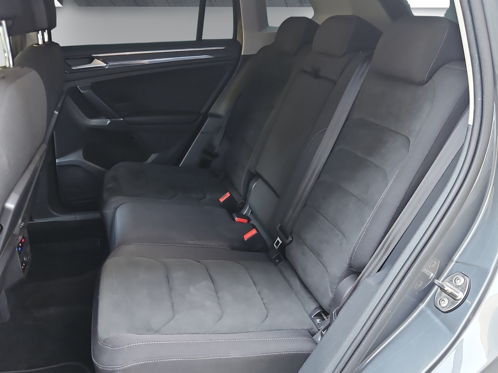 VW VW Tiguan R-Line 2.0 TSI 4Motion-image-12