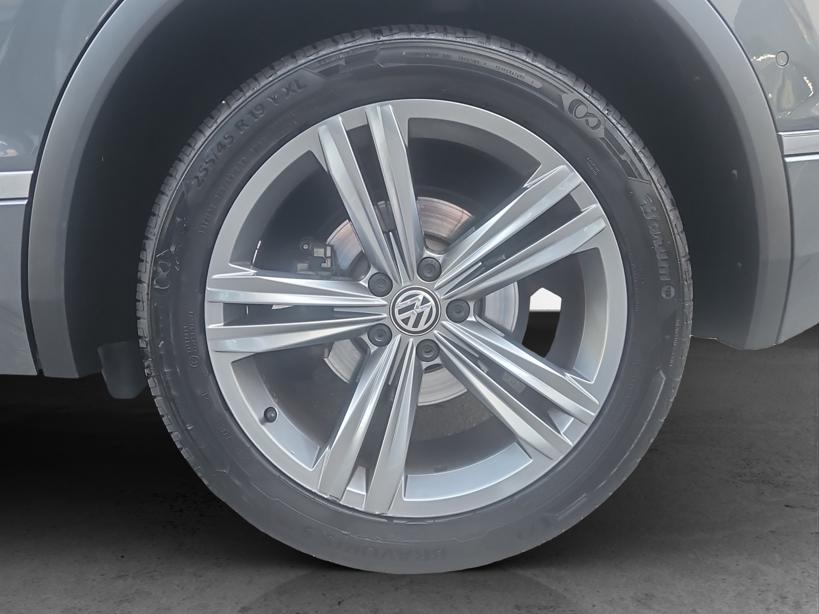 VW VW Tiguan R-Line 2.0 TSI 4Motion-image-5