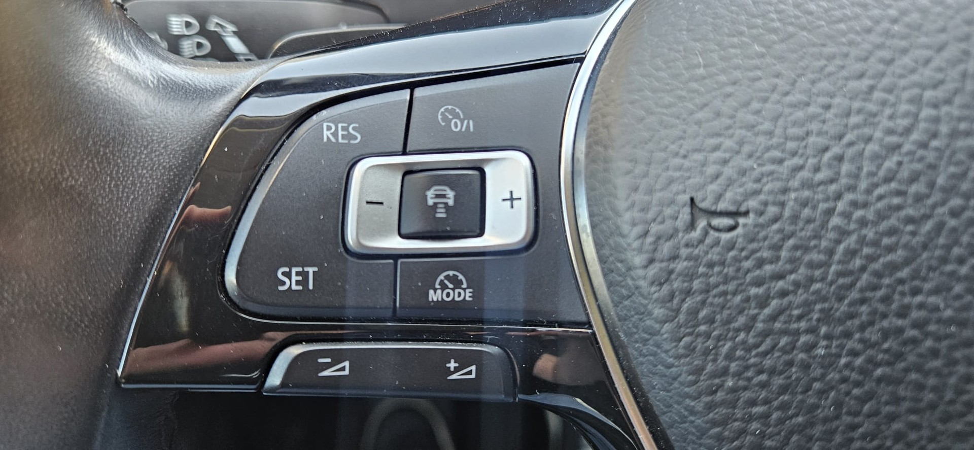 VW VW Tiguan R-Line 2.0 TSI 4Motion-image-10