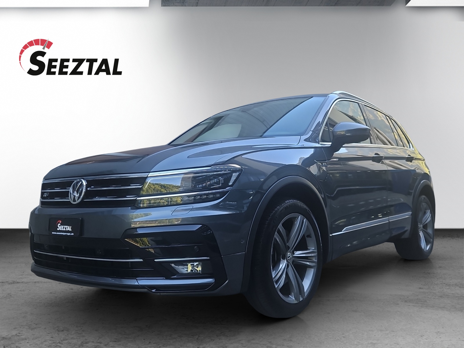 VW VW Tiguan R-Line 2.0 TSI 4Motion-image-1