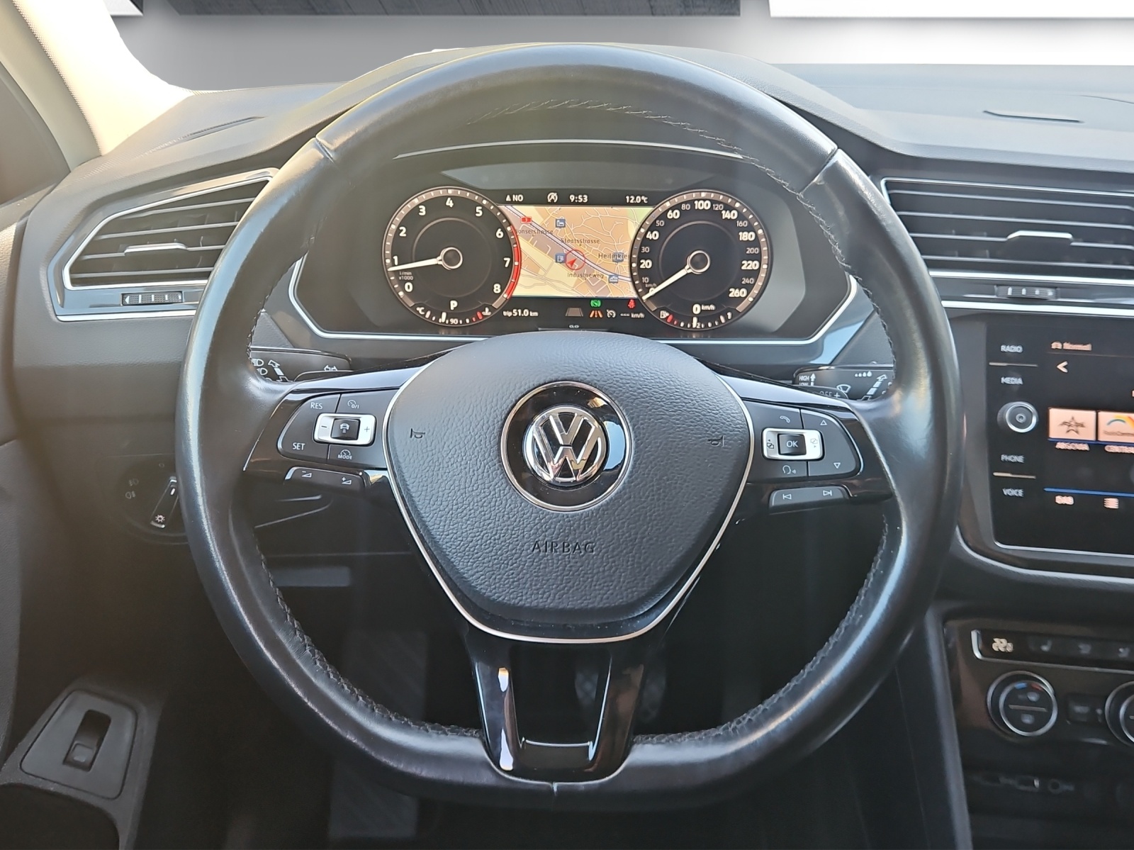 VW VW Tiguan R-Line 2.0 TSI 4Motion-image-7