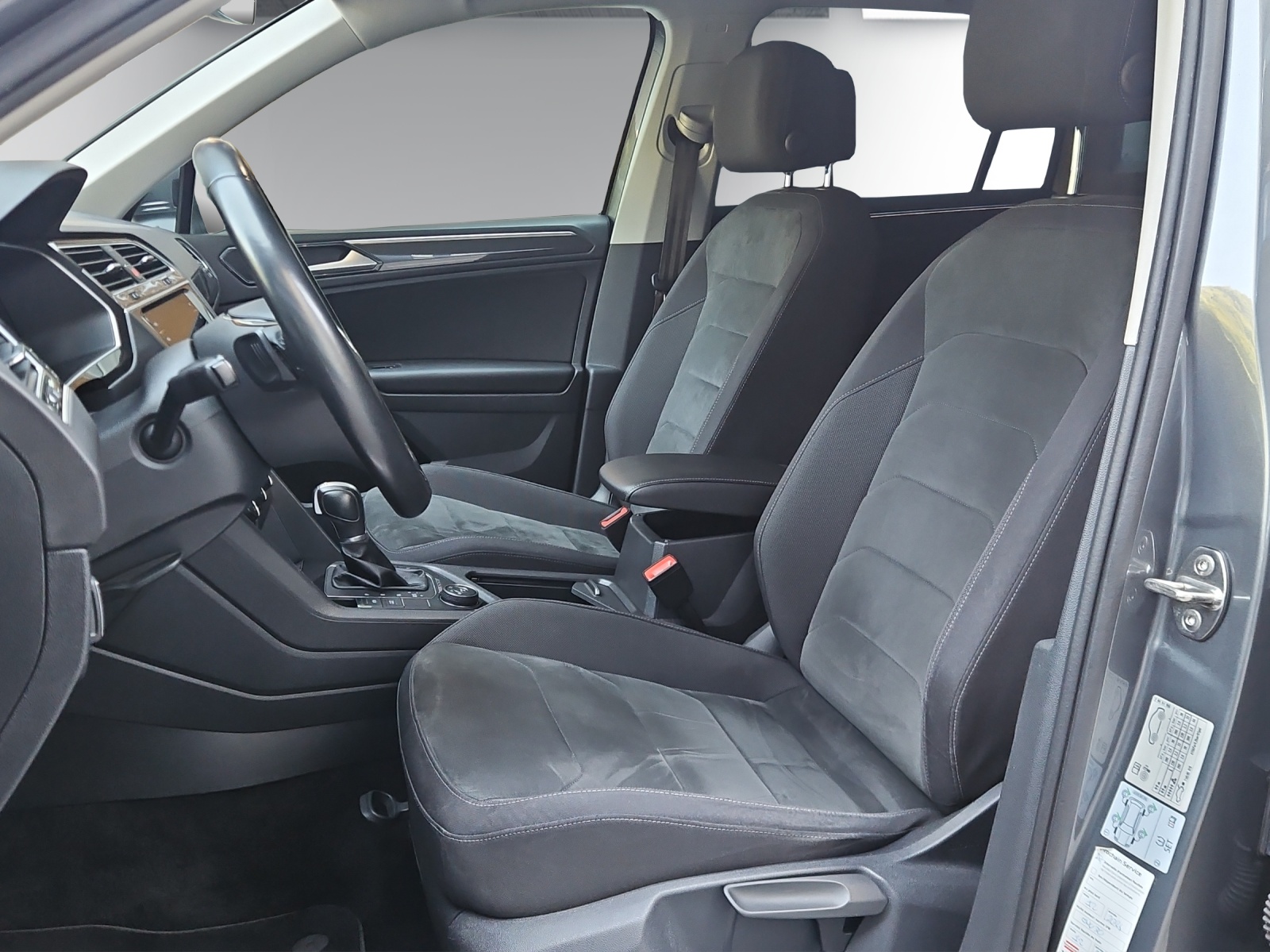 VW VW Tiguan R-Line 2.0 TSI 4Motion-image-11