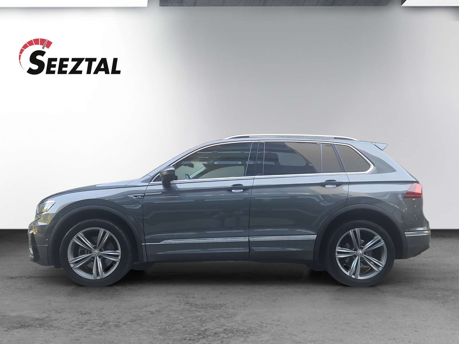VW VW Tiguan R-Line 2.0 TSI 4Motion-image-0