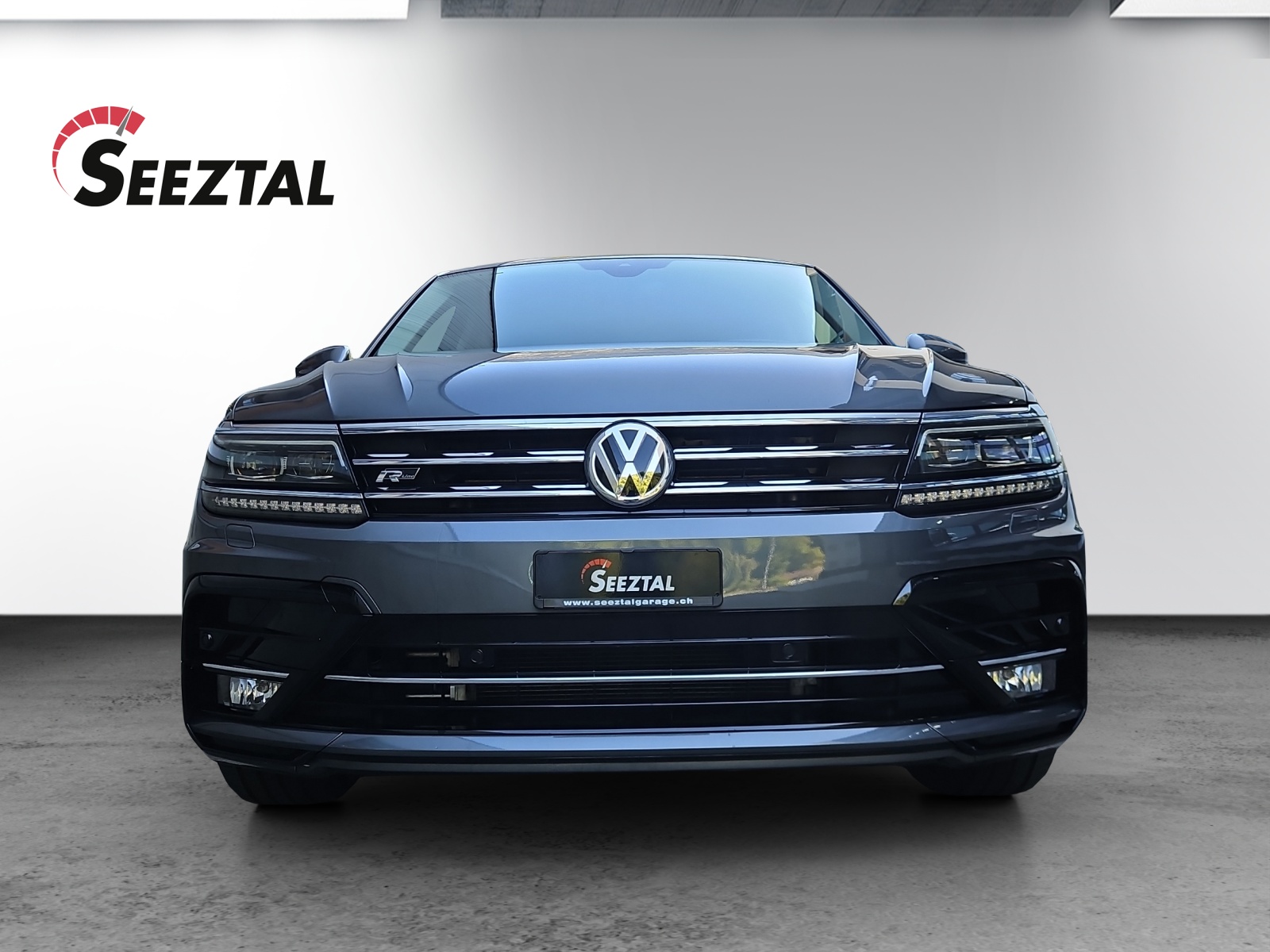 VW VW Tiguan R-Line 2.0 TSI 4Motion-image-2