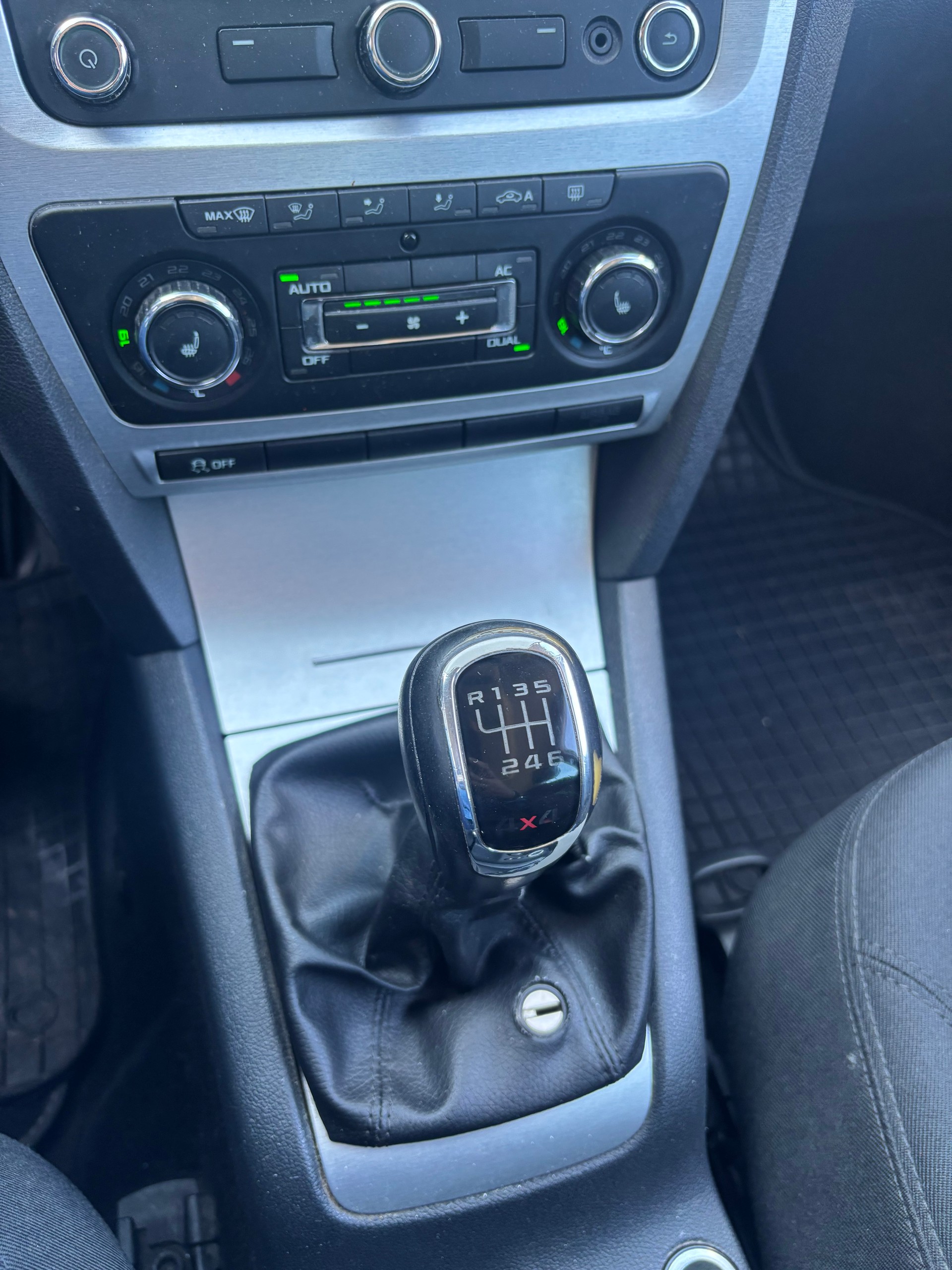 SKODA Octavia Combi 2.0 TDI Scout 4x4 DSG-image-8