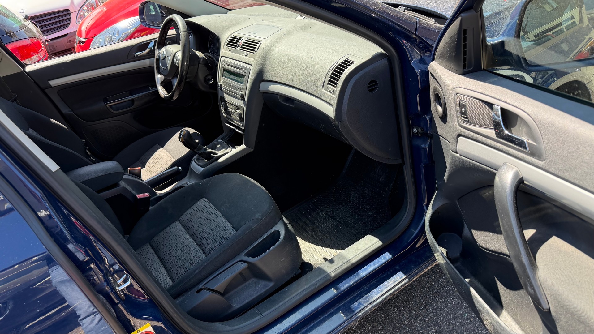 SKODA Octavia Combi 1.6 TDI Ambiente-image-4
