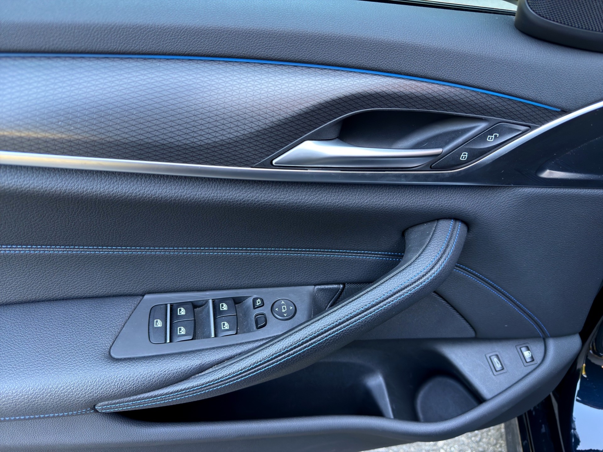 BMW 530e xDrive M Sport Steptronic-image-25