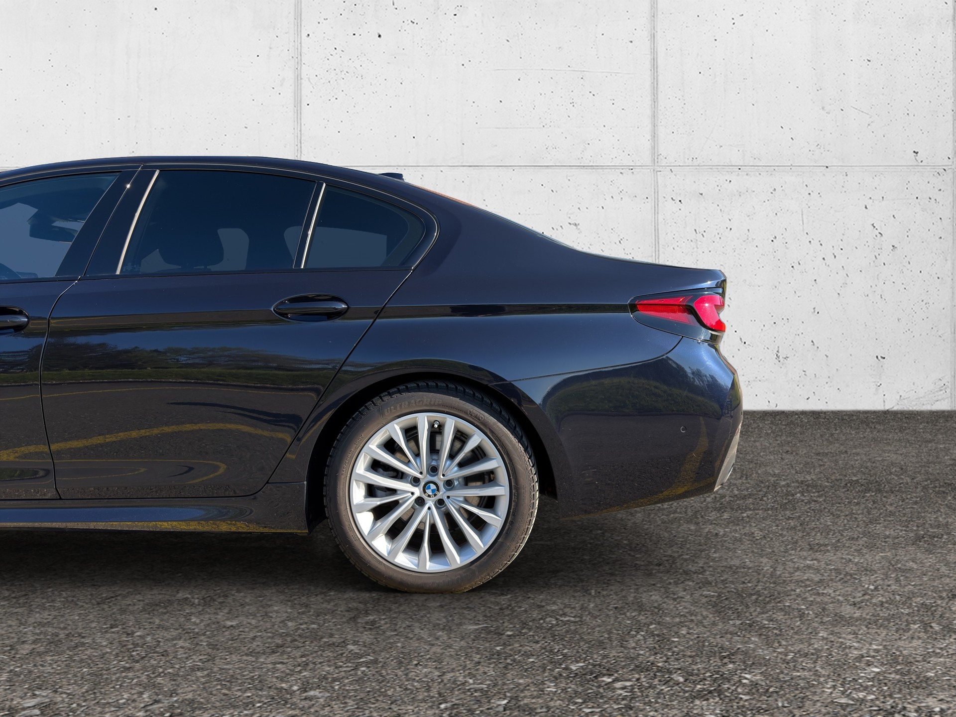 BMW 530e xDrive M Sport Steptronic-image-4