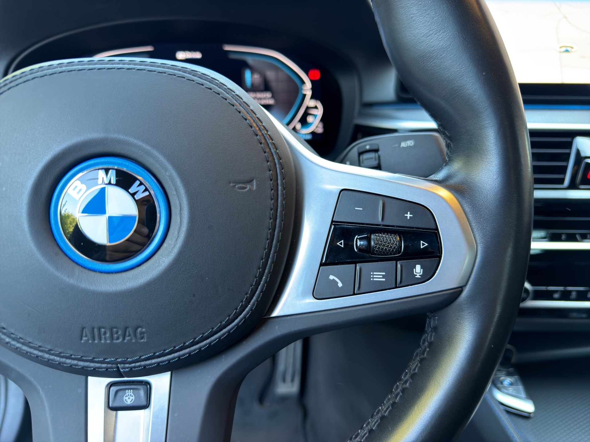 BMW 530e xDrive M Sport Steptronic-image-16