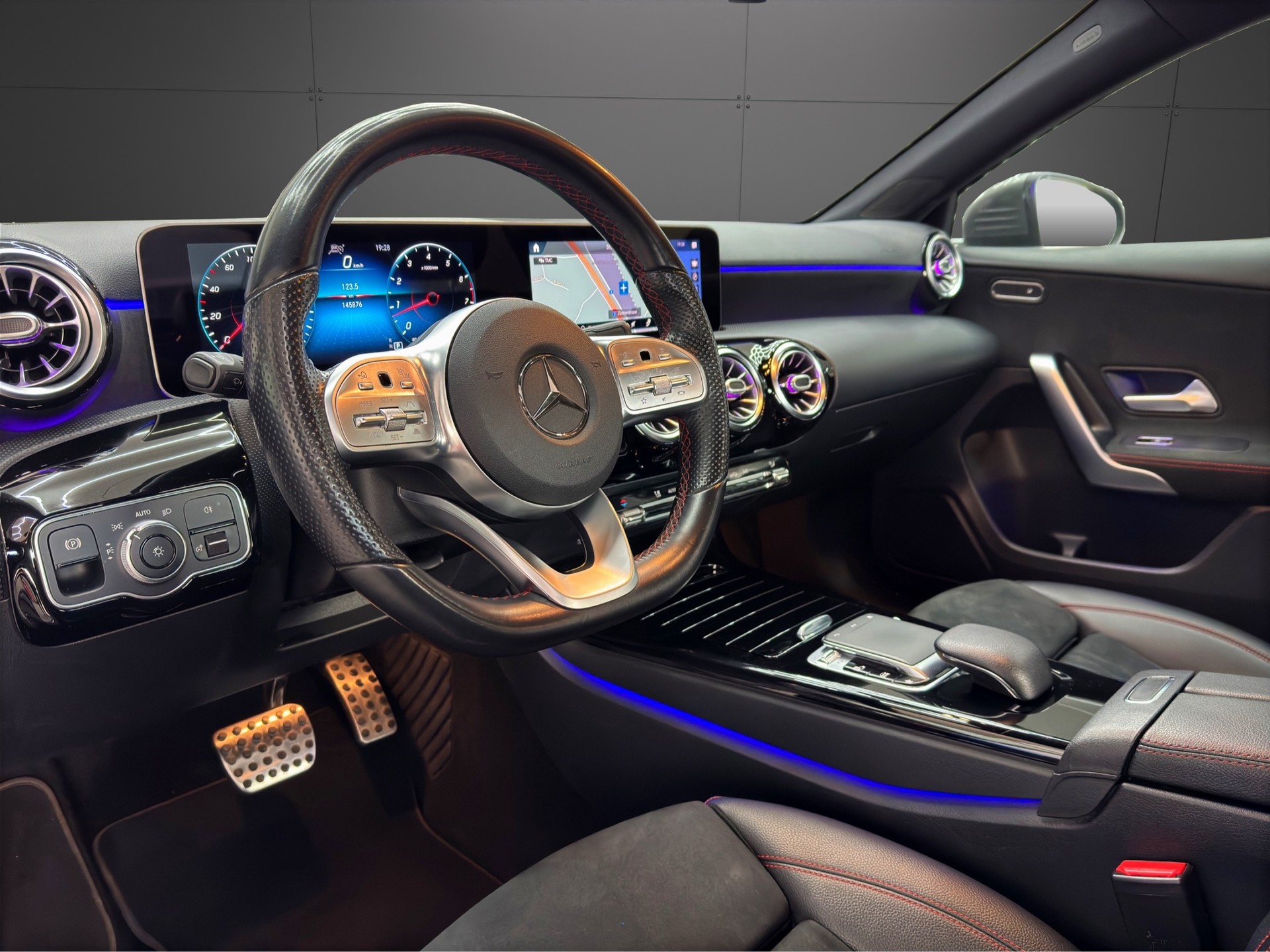 MERCEDES-BENZ A 250 AMG Line 7G-DCT-image-9