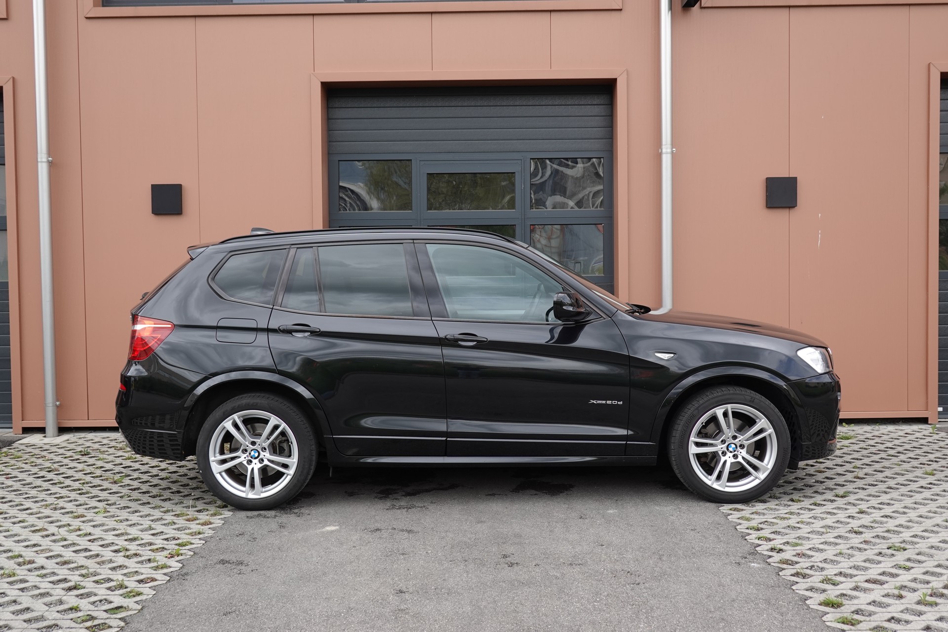 BMW X3 xDrive 20d -" Pack M * Capteur + Camera de Recul * intérieur cuir * jantes 19 pouces * sièges chauffants+électriques "-showroom-element-3