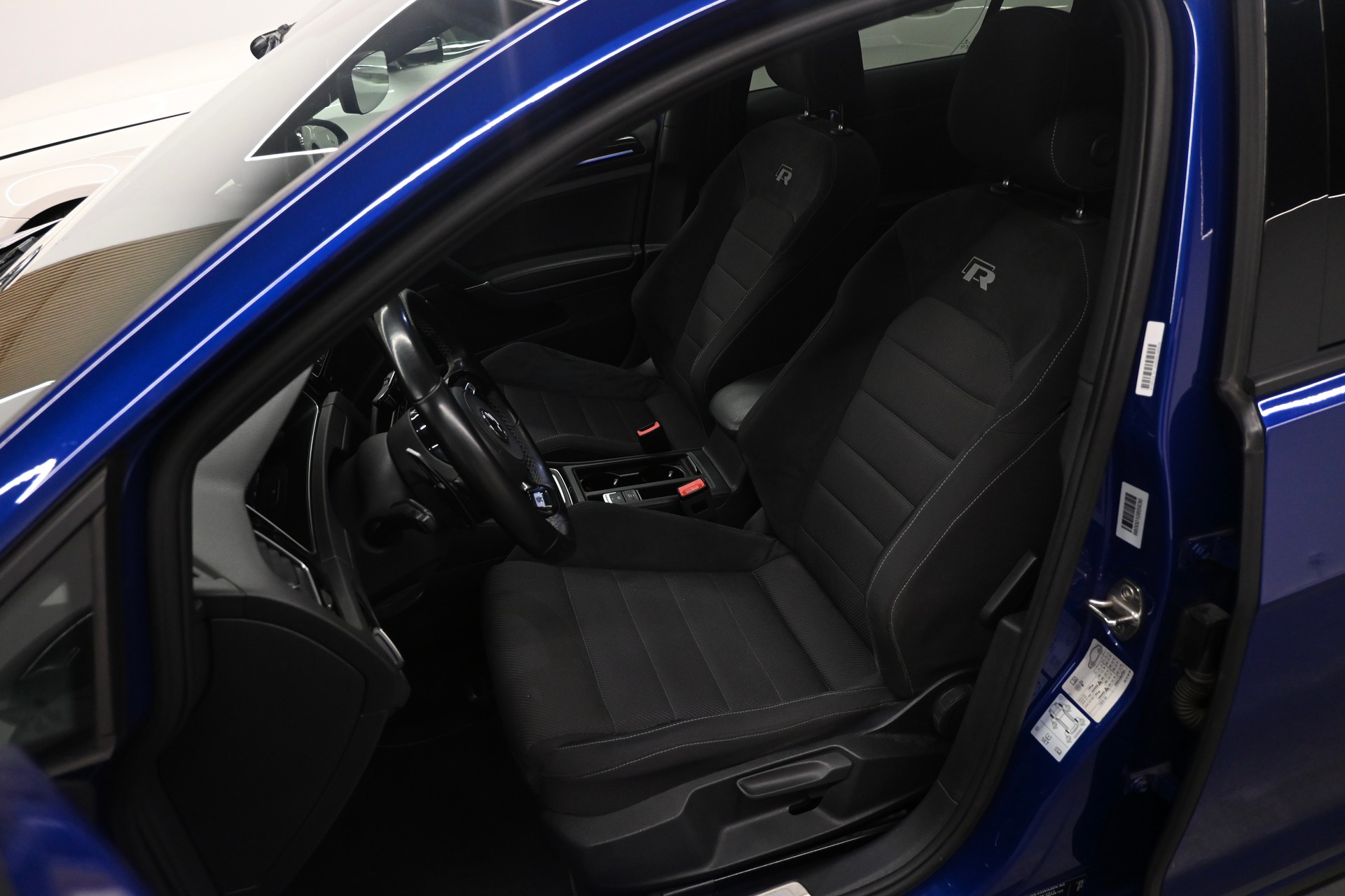 VW Golf 2.0 TSI R 4Motion DSG-image-10