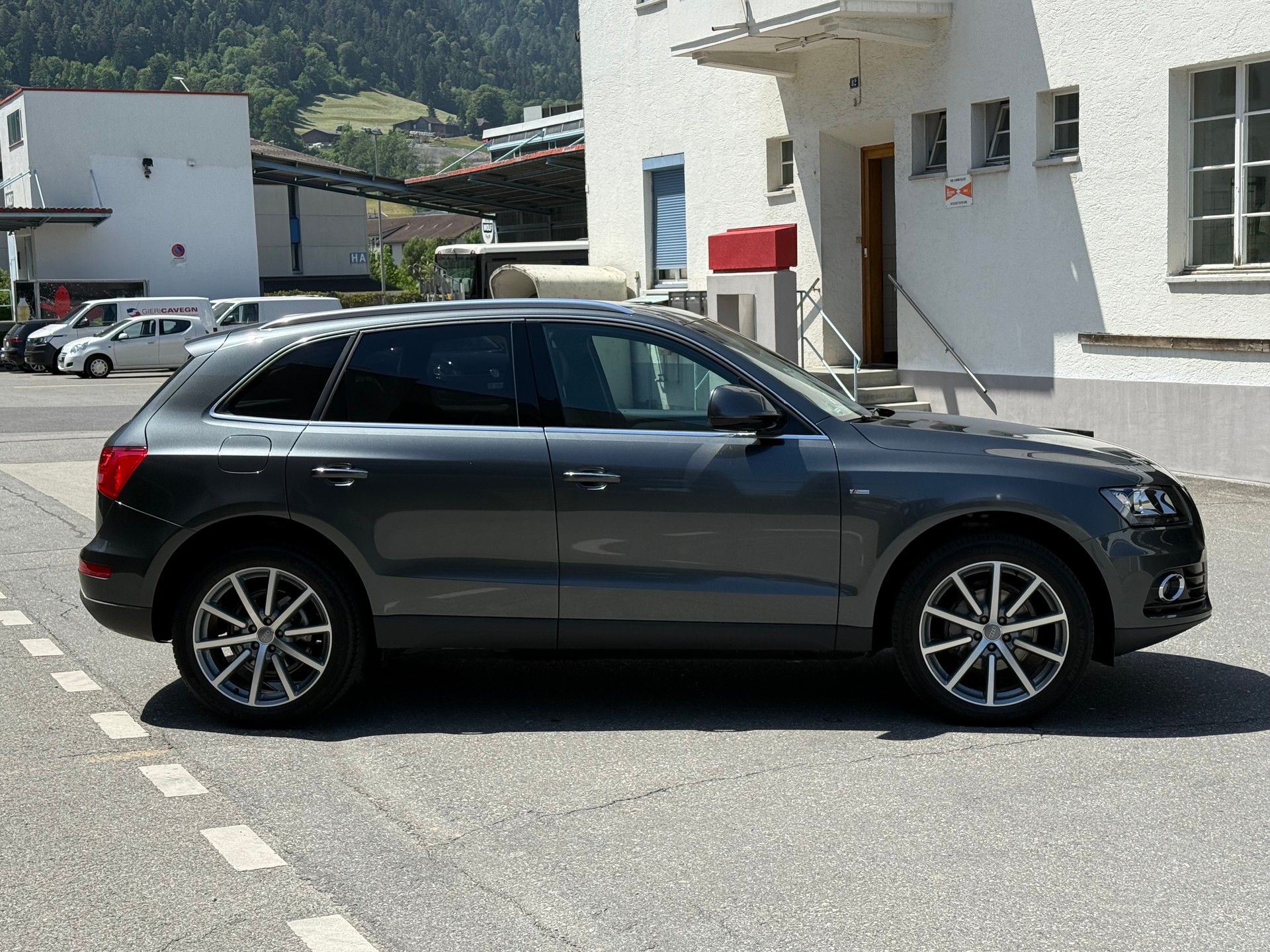 AUDI Q5 2.0 TDI quattro S-tronic S-Line Neuwertig-image-3