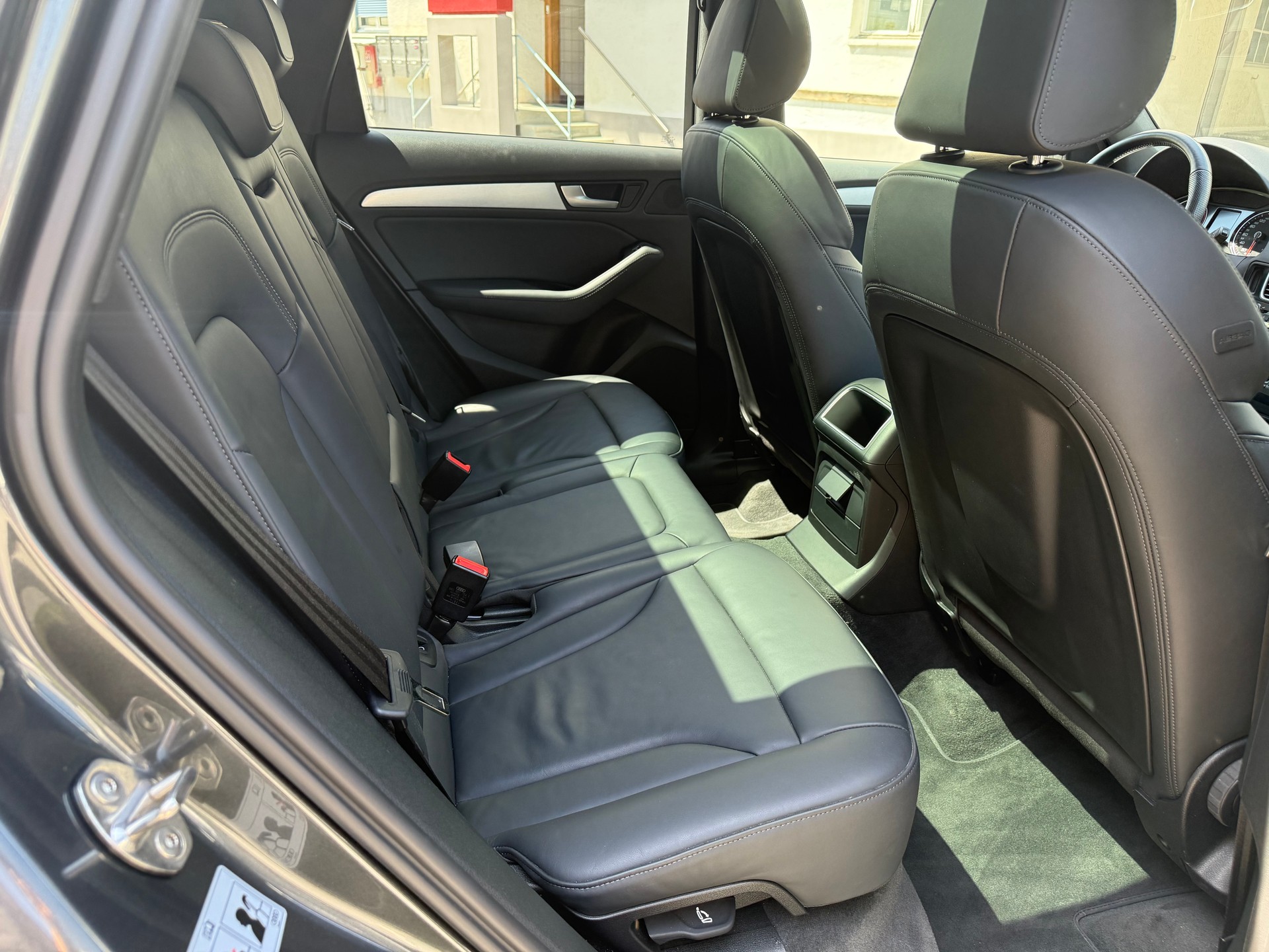 AUDI Q5 2.0 TDI quattro S-tronic S-Line Neuwertig-image-11